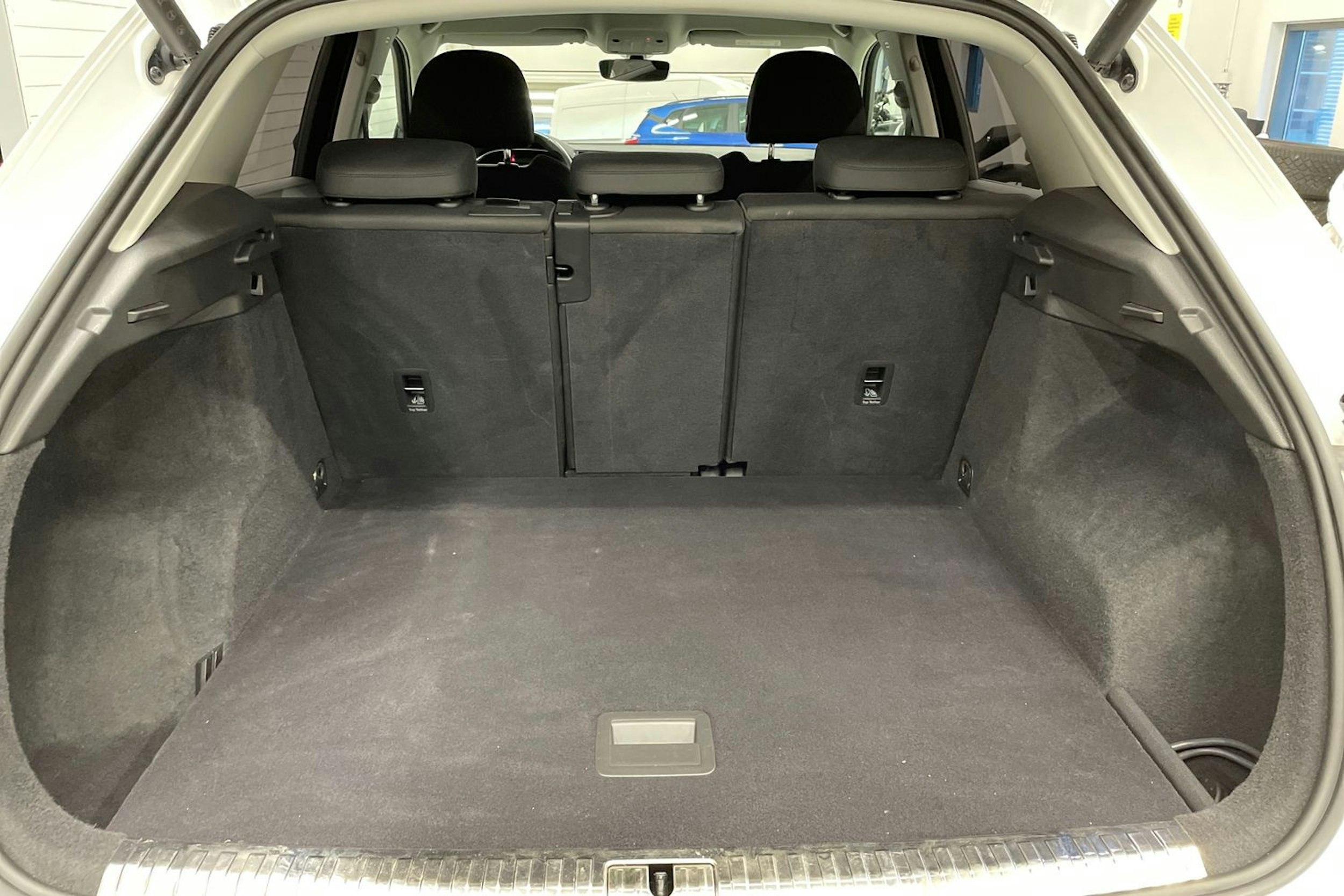 valkoinen Audi Q3 2021 kuva 15.