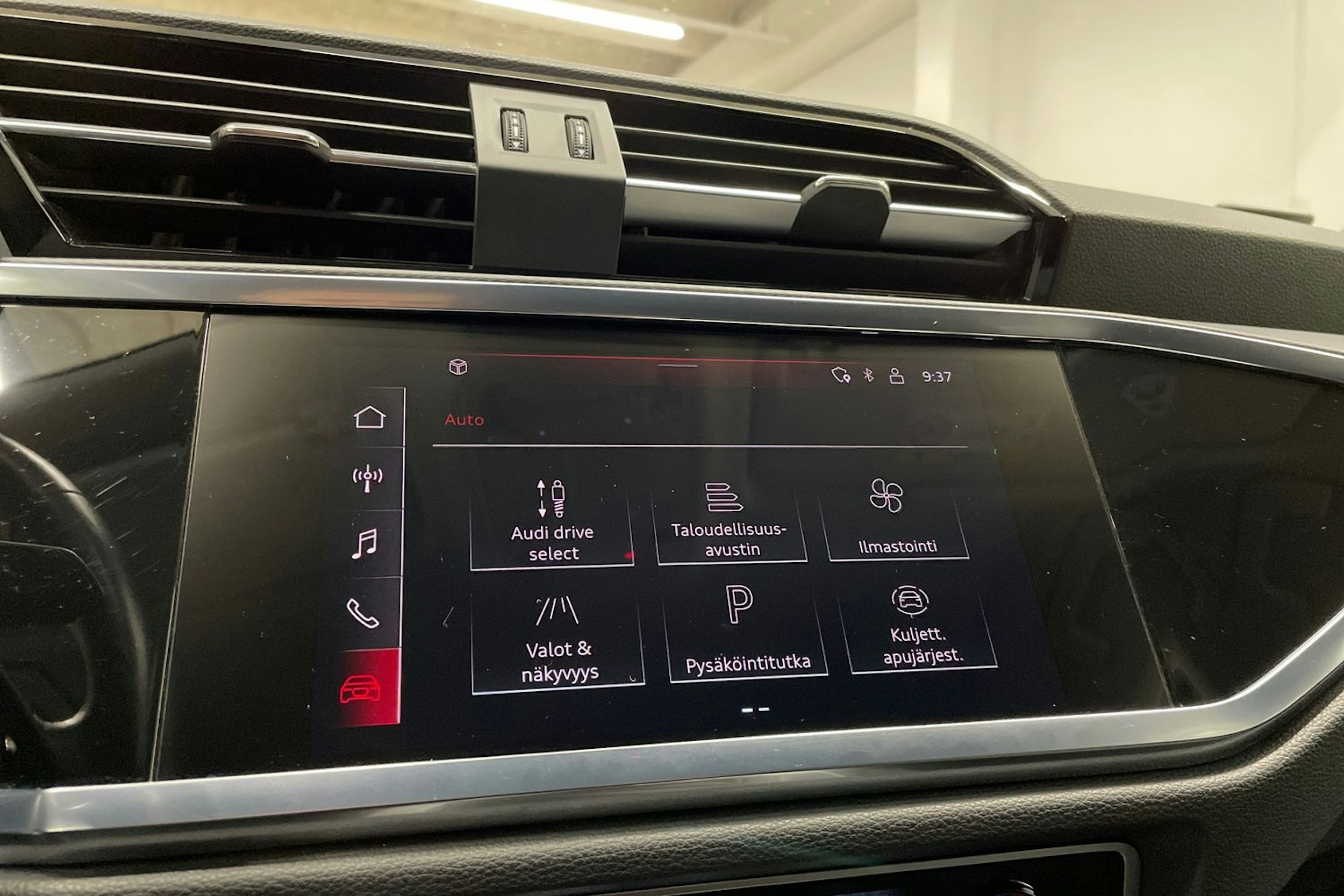 valkoinen Audi Q3 2021 kuva 22.