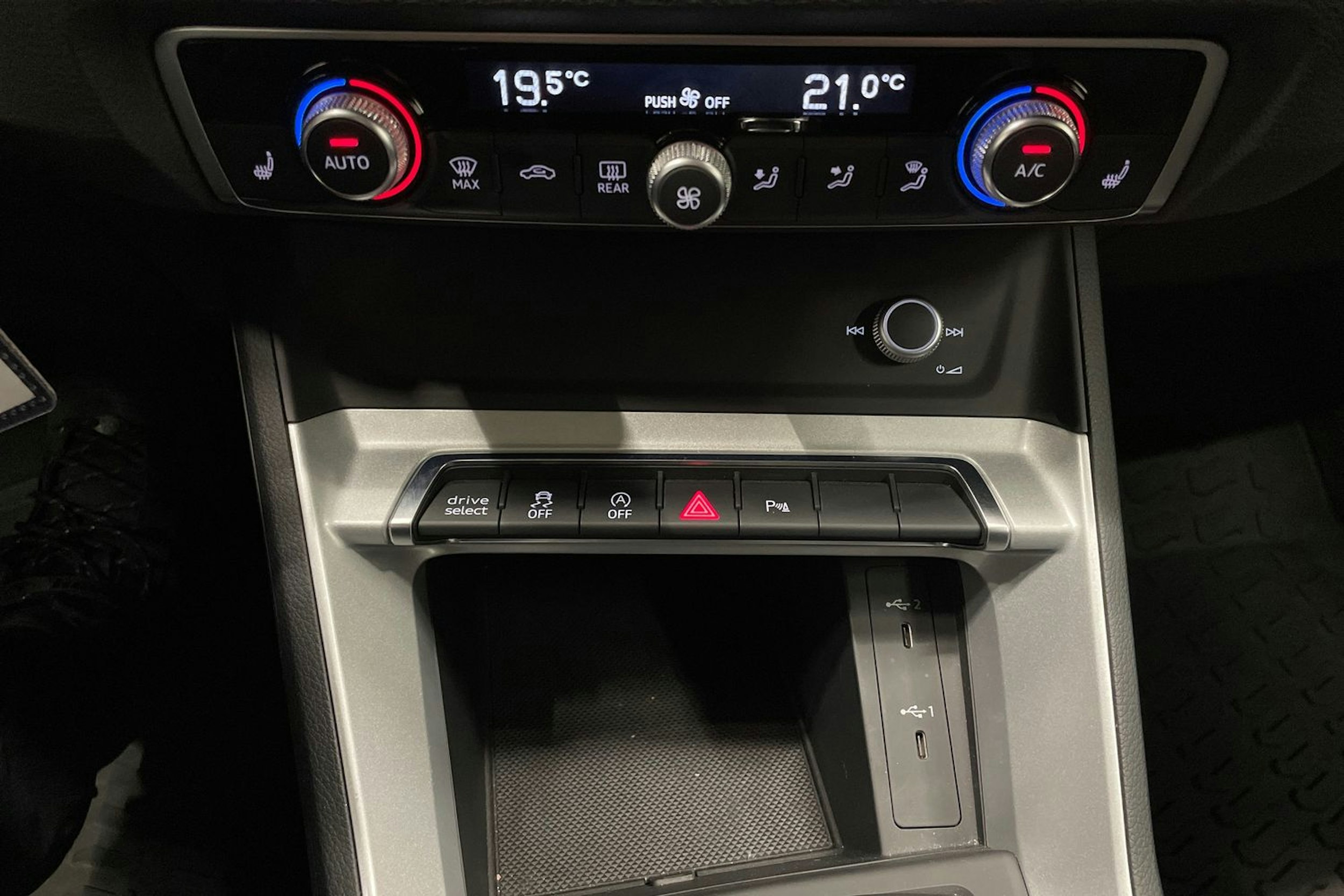 valkoinen Audi Q3 2021 kuva 24.