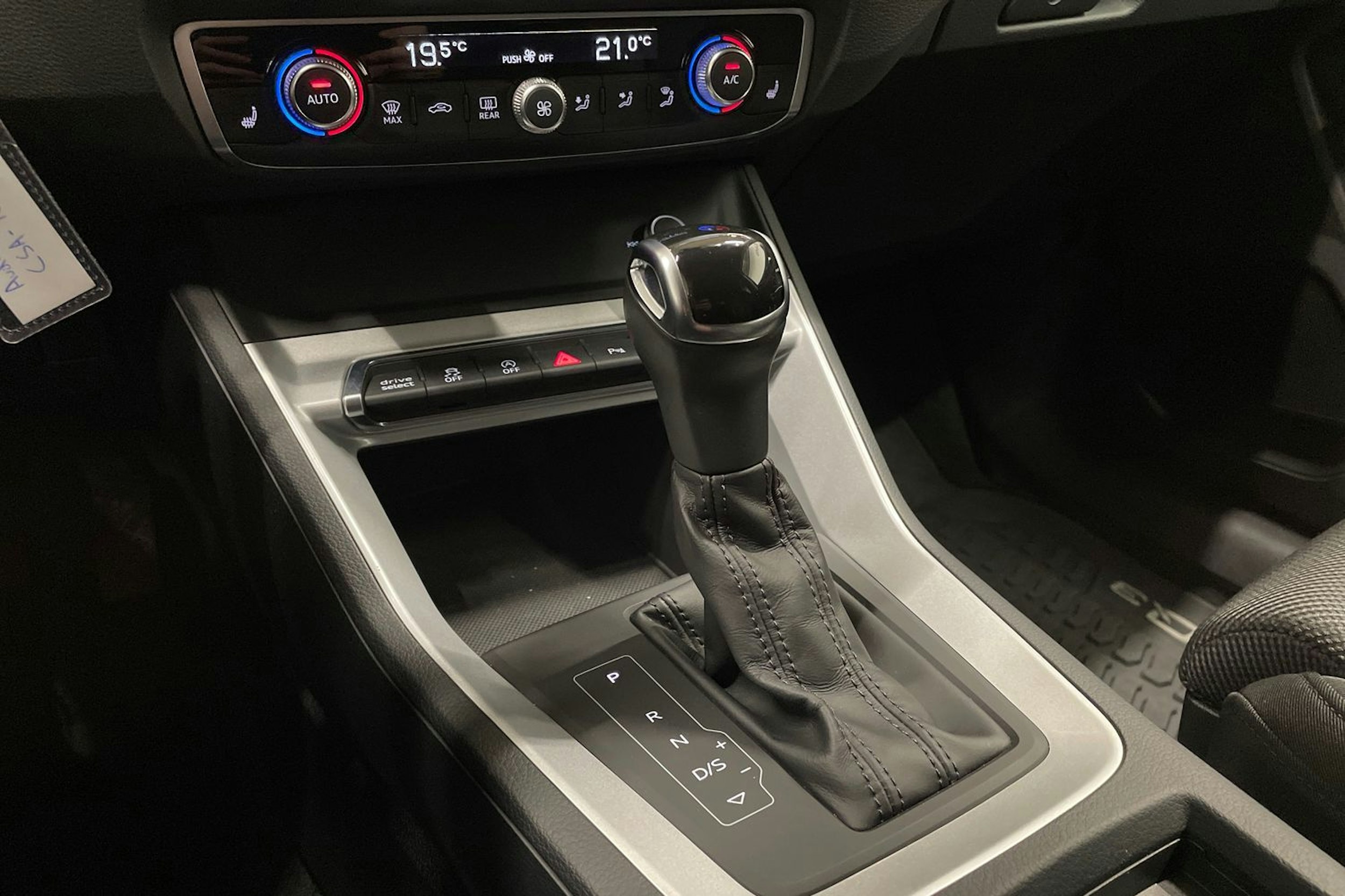 valkoinen Audi Q3 2021 kuva 25.