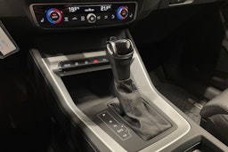 valkoinen Audi Q3 2021 kuva 25.