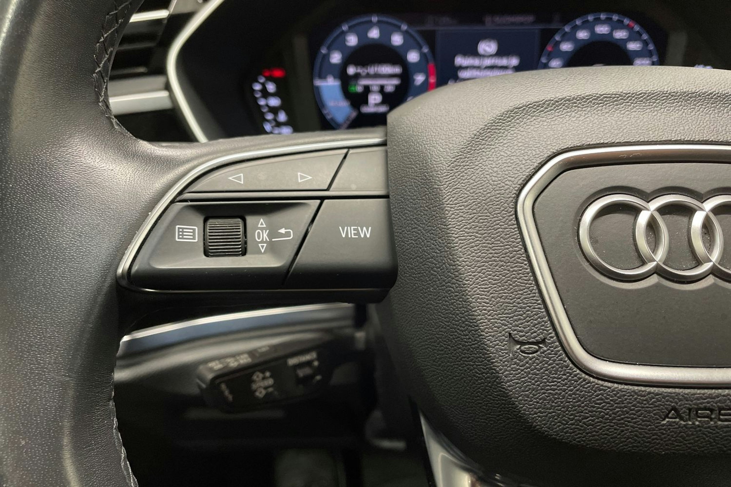 valkoinen Audi Q3 2021 kuva 27.