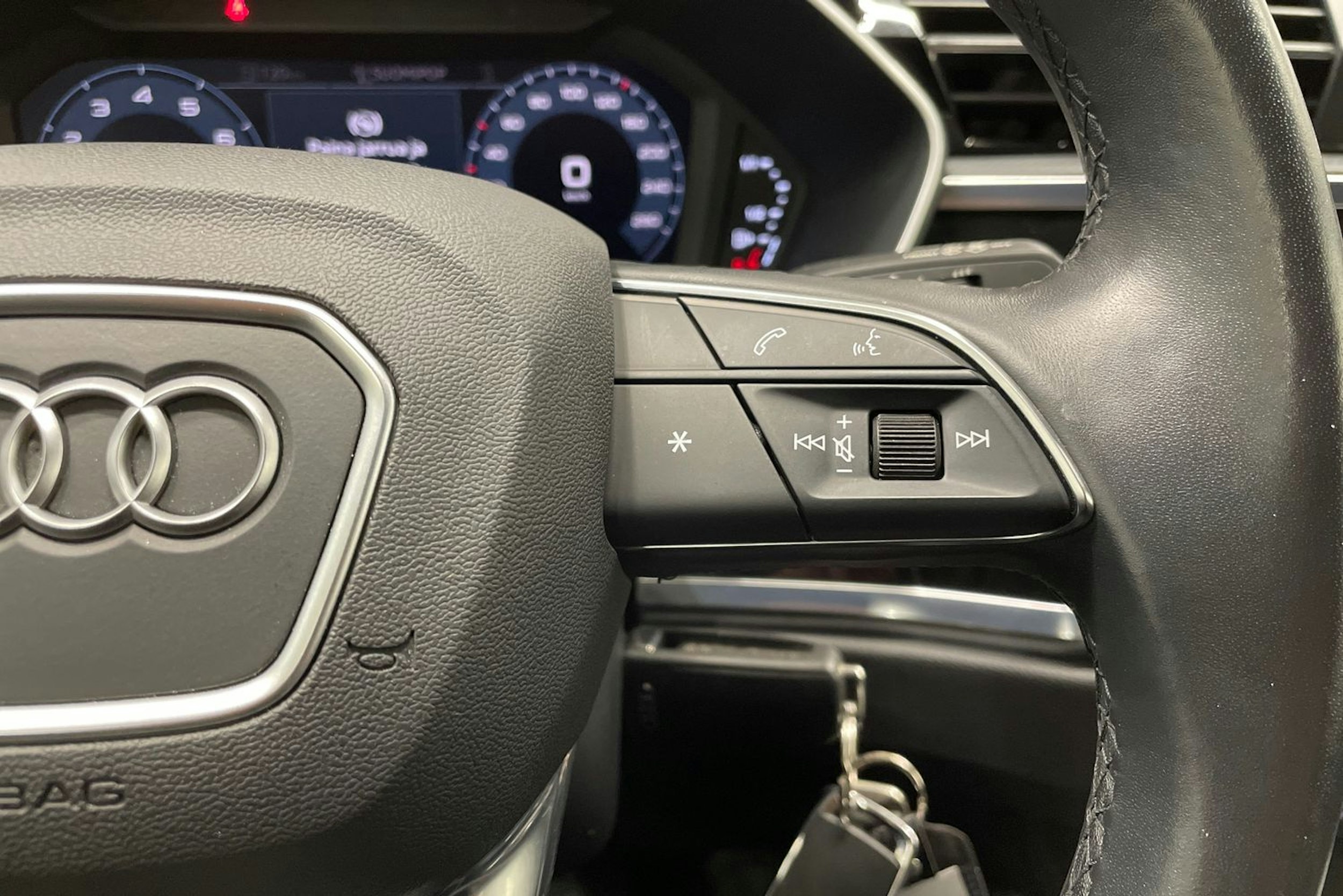 valkoinen Audi Q3 2021 kuva 28.