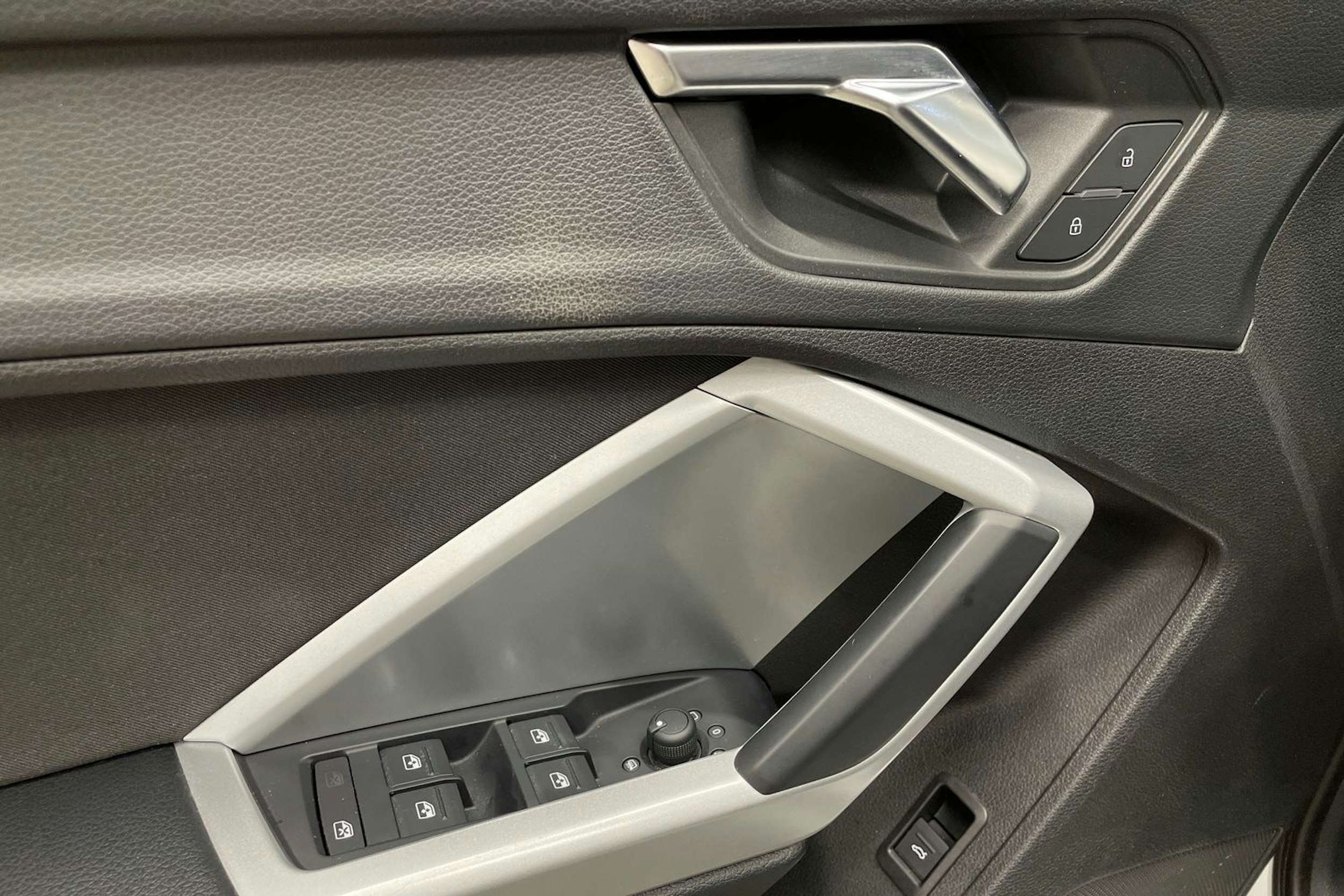 valkoinen Audi Q3 2021 kuva 29.