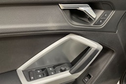 valkoinen Audi Q3 2021 kuva 29.