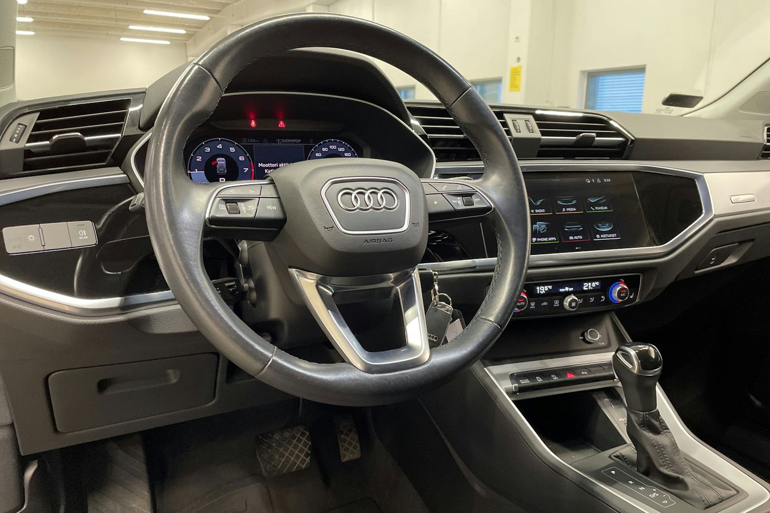 valkoinen Audi Q3 2021 kuva 30.