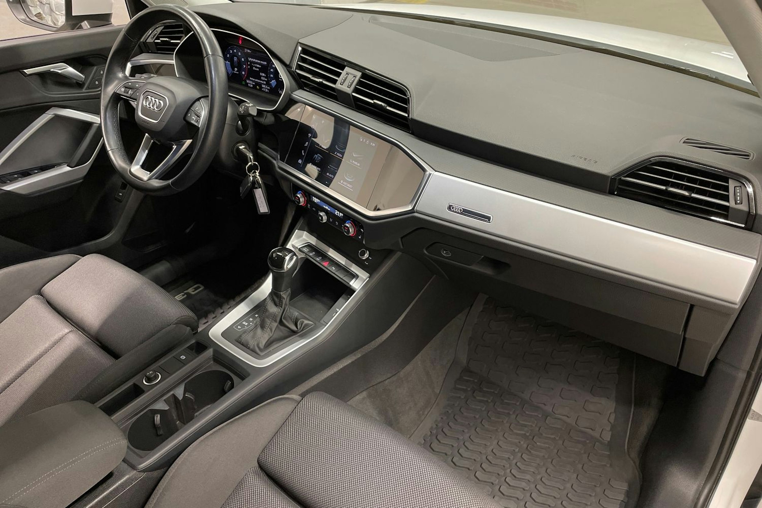 valkoinen Audi Q3 2021 kuva 32.