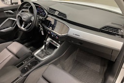 valkoinen Audi Q3 2021 kuva 32.