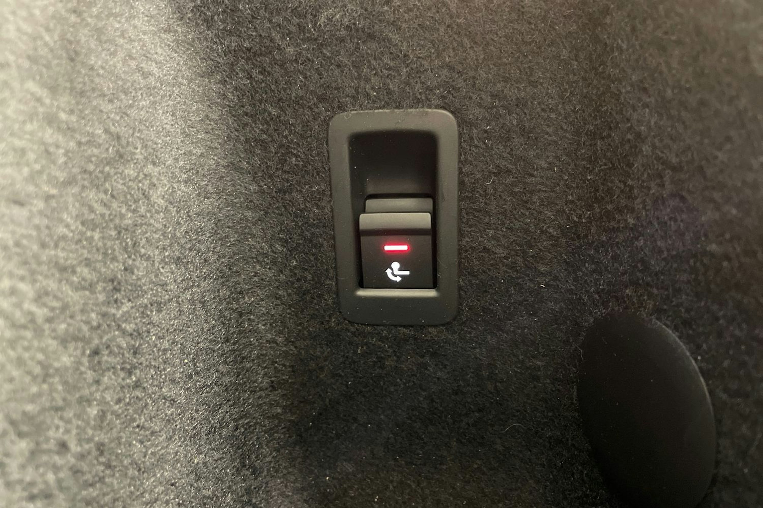 valkoinen Audi Q3 2021 kuva 34.