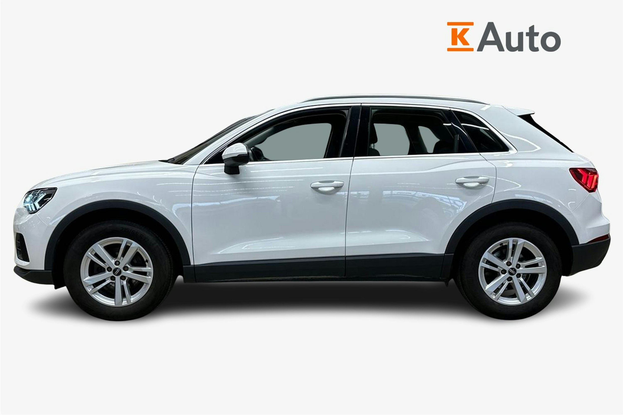 valkoinen Audi Q3 2021 kuva 6.