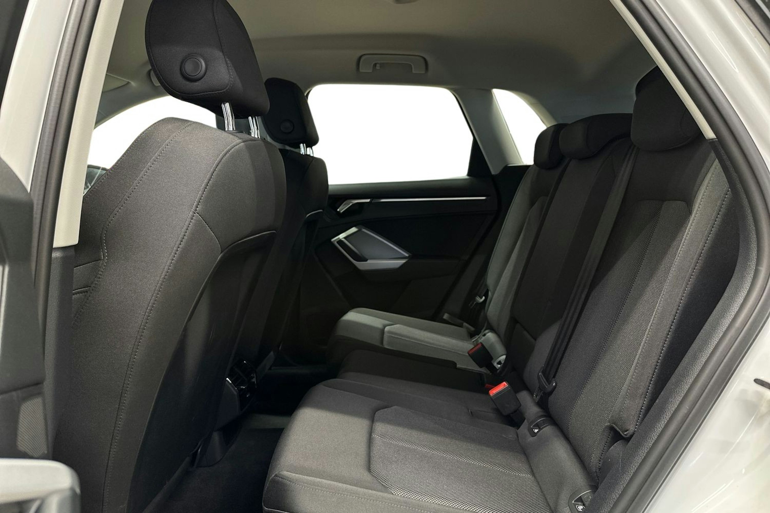 valkoinen Audi Q3 2021 kuva 10.