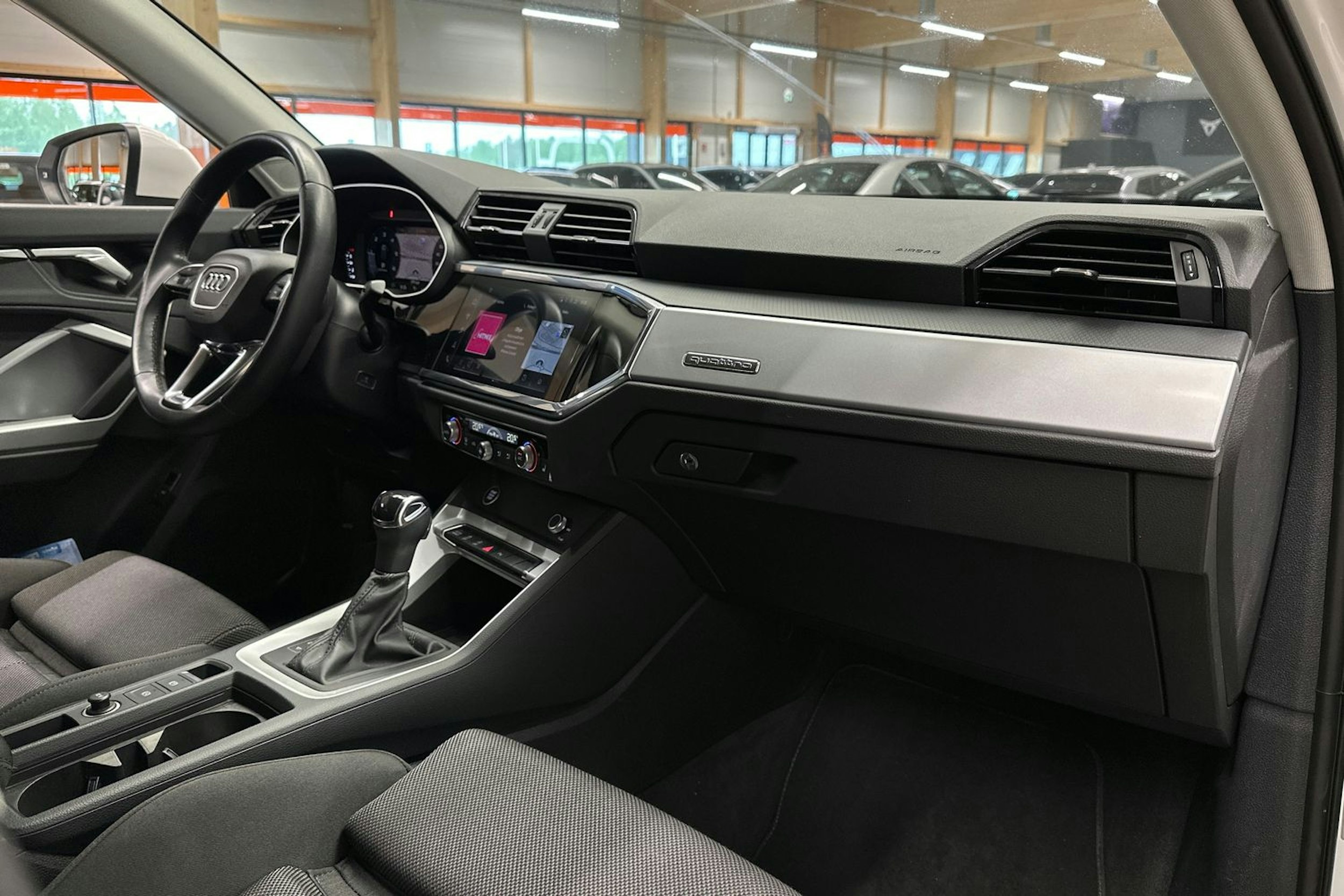 valkoinen Audi Q3 2021 kuva 12.