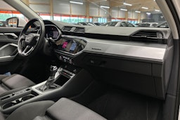 valkoinen Audi Q3 2021 kuva 12.