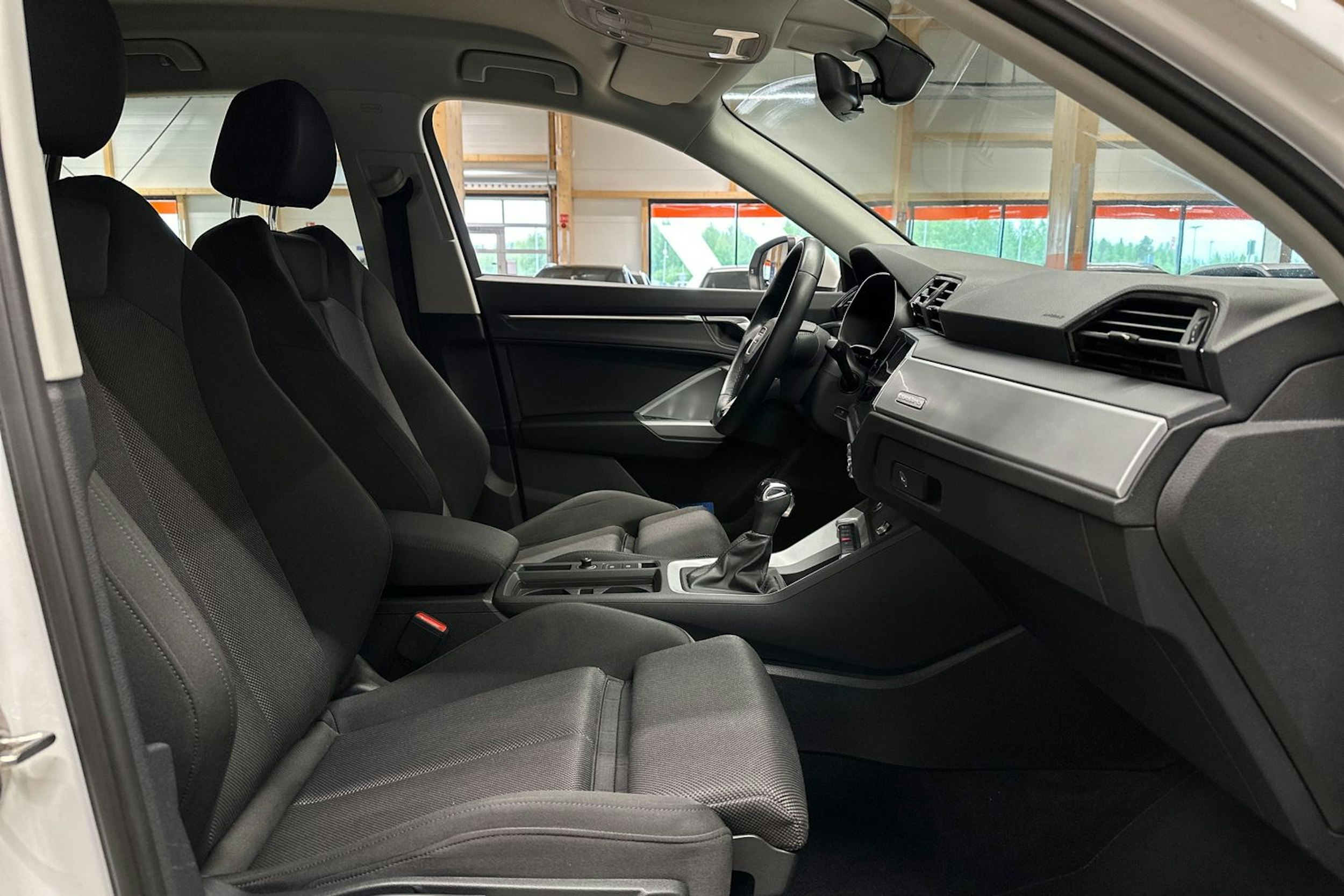 valkoinen Audi Q3 2021 kuva 13.