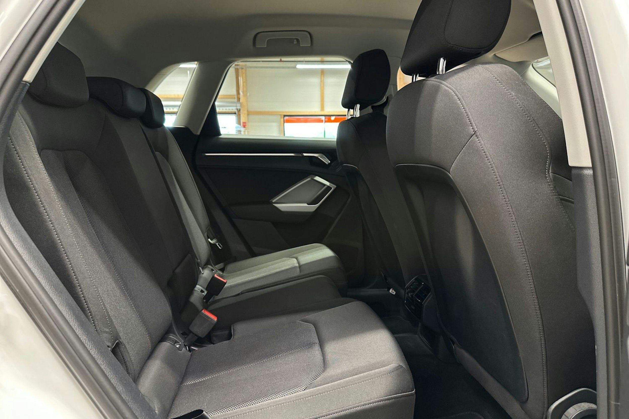 valkoinen Audi Q3 2021 kuva 14.