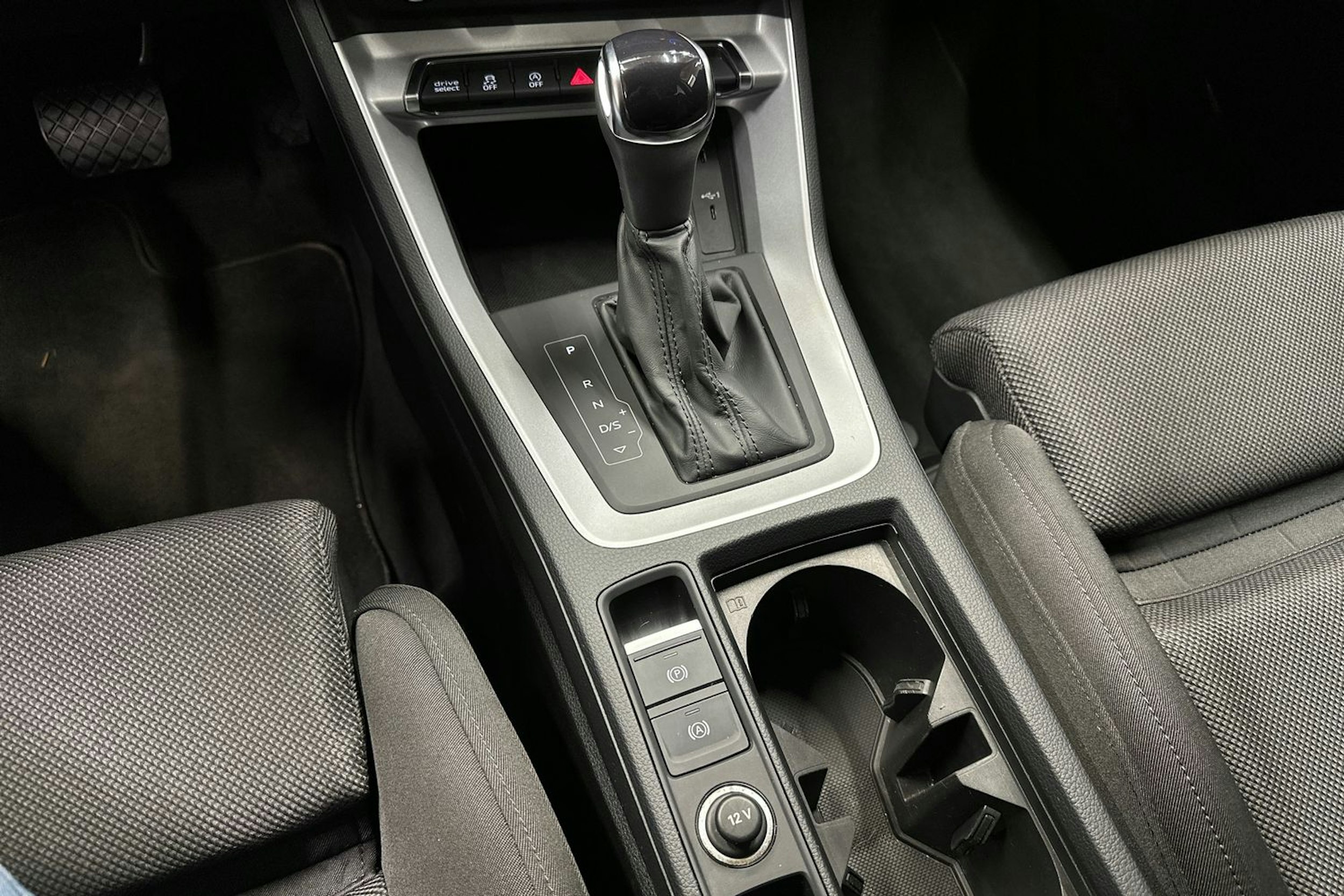 valkoinen Audi Q3 2021 kuva 23.