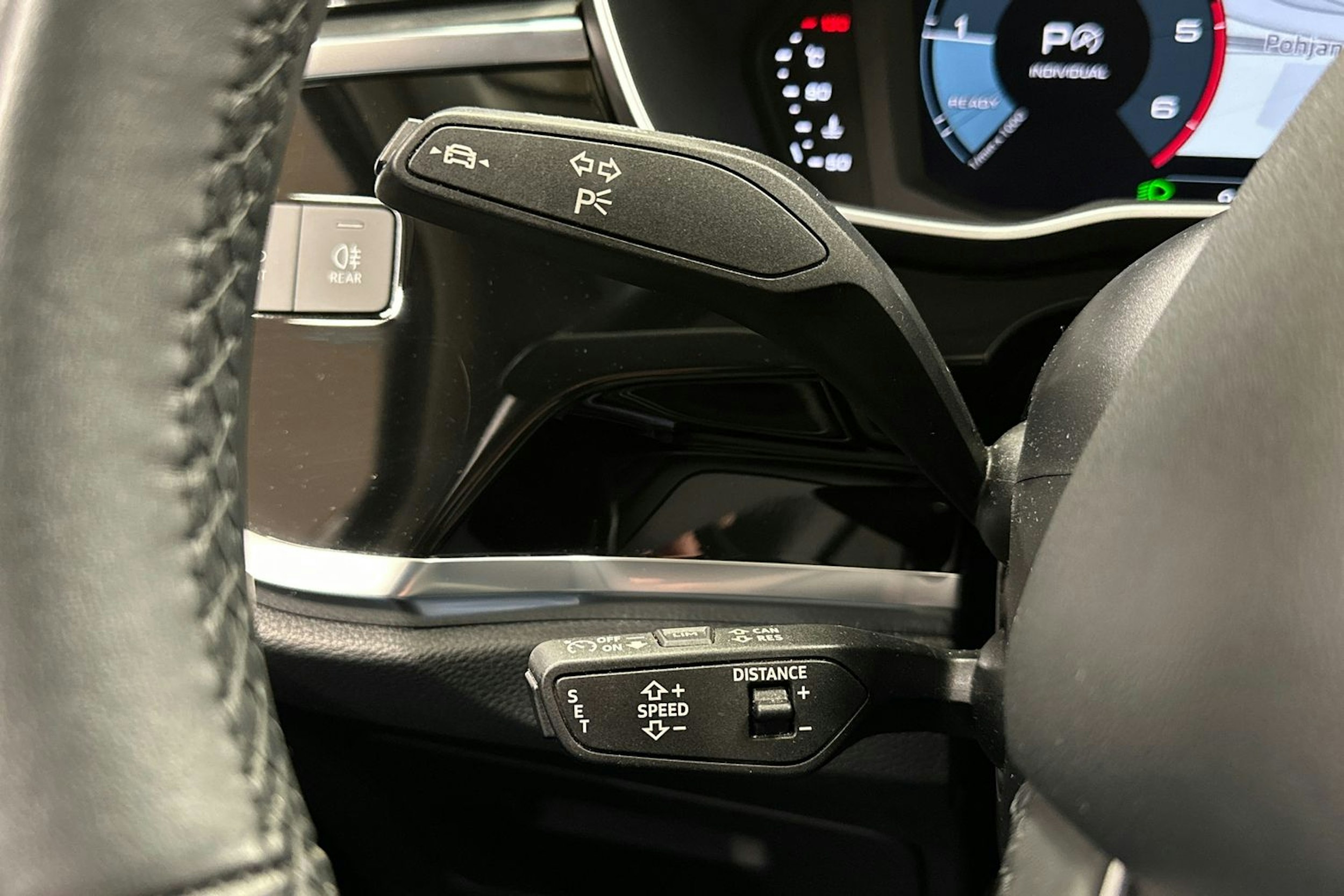 valkoinen Audi Q3 2021 kuva 25.