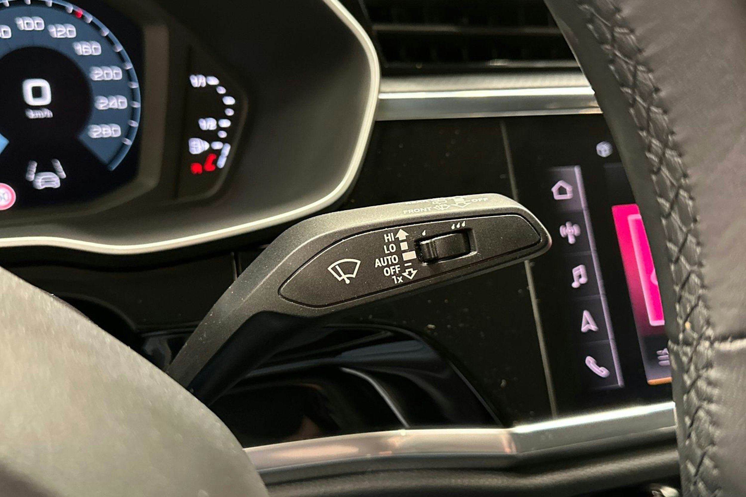 valkoinen Audi Q3 2021 kuva 26.
