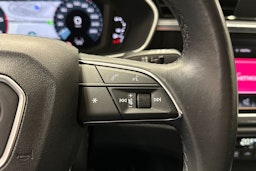 valkoinen Audi Q3 2021 kuva 28.