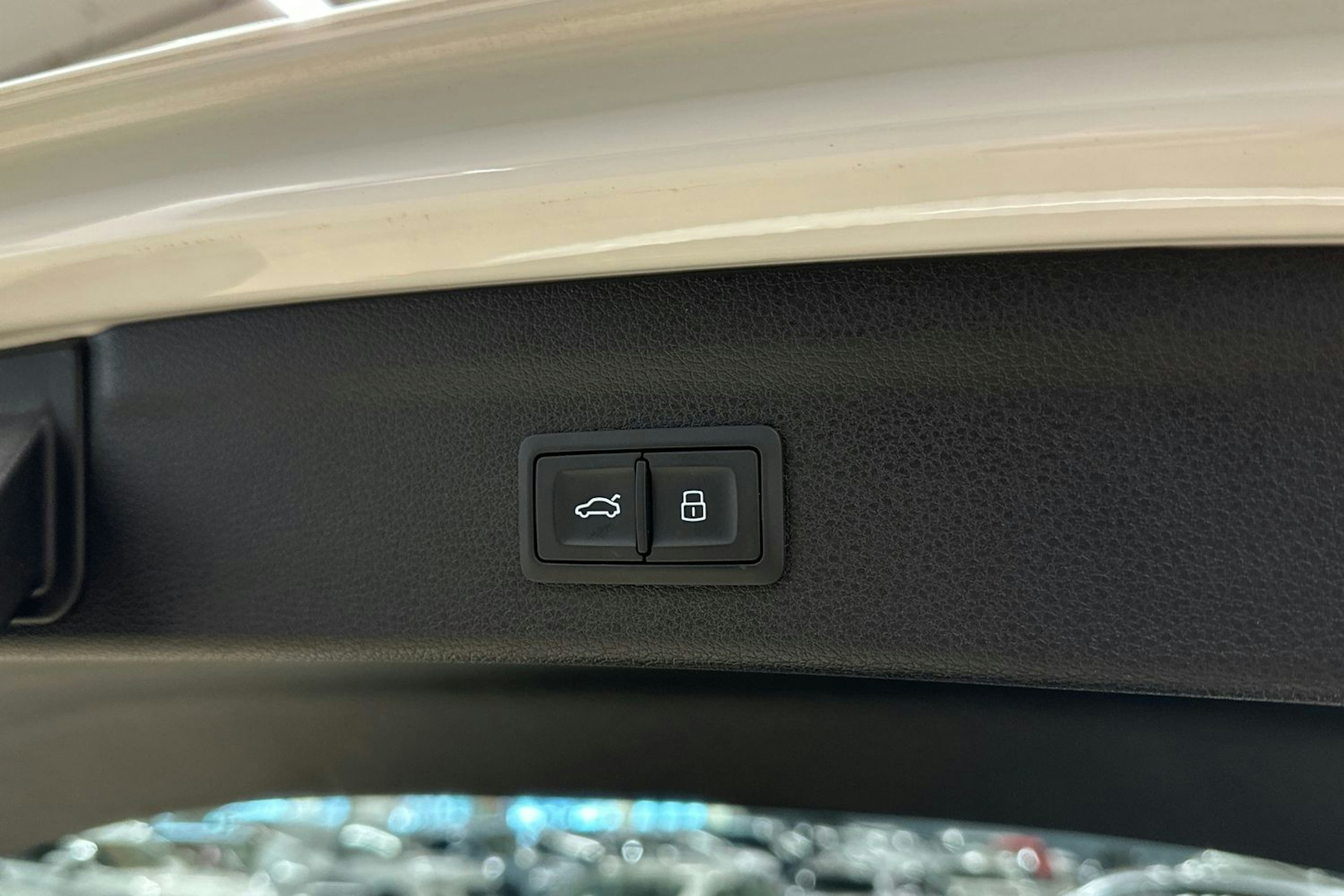 valkoinen Audi Q3 2021 kuva 32.