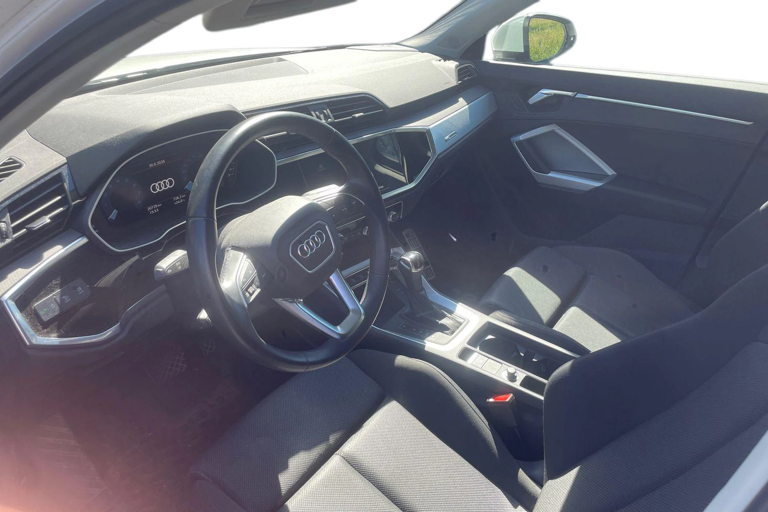 valkoinen Audi Q3 2021 kuva 3.