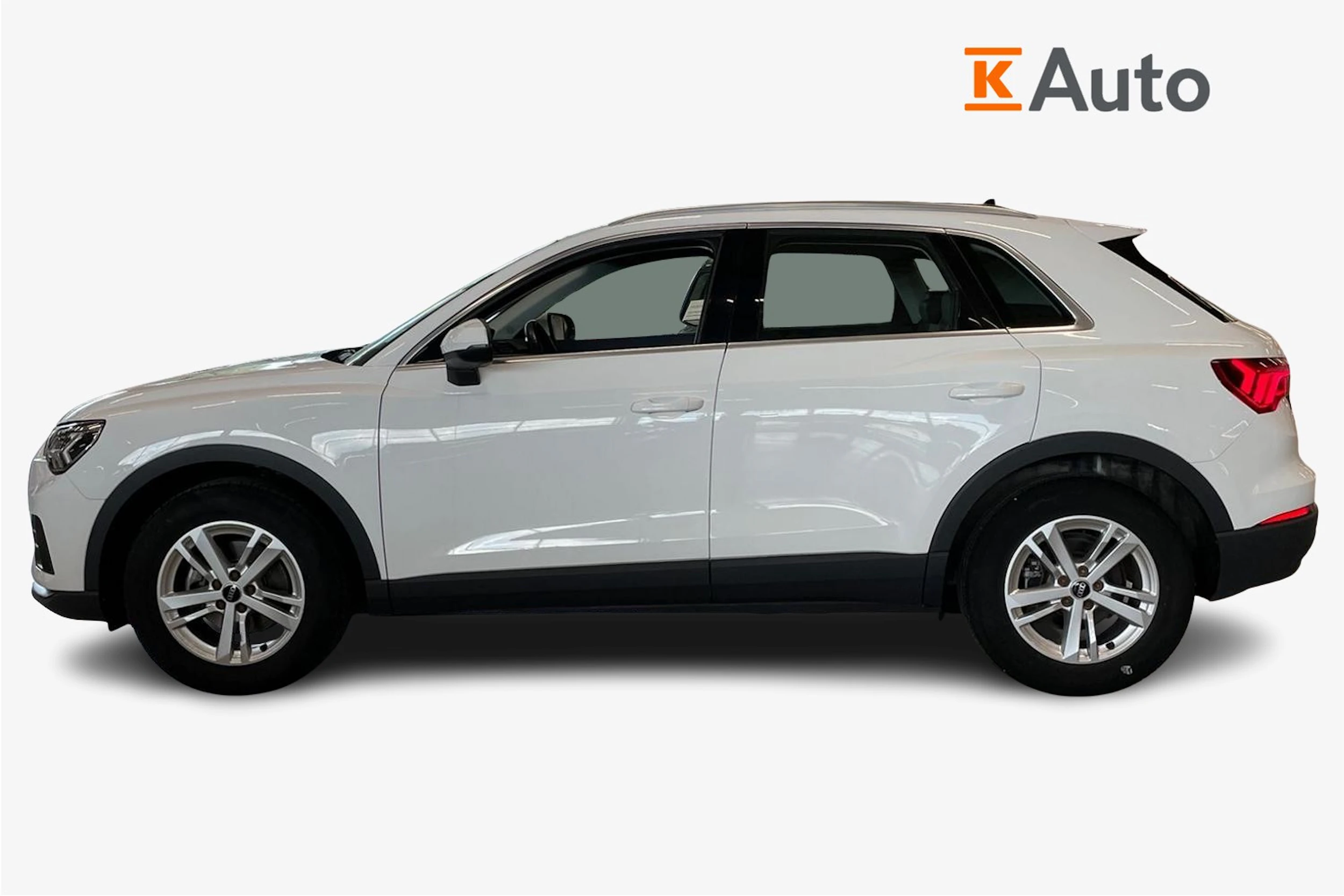 valkoinen Audi Q3 2021 kuva 5.