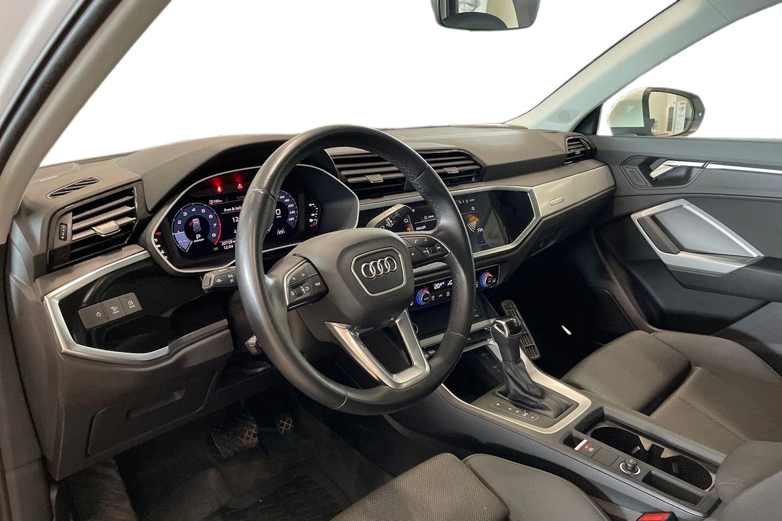 valkoinen Audi Q3 2021 kuva 6.