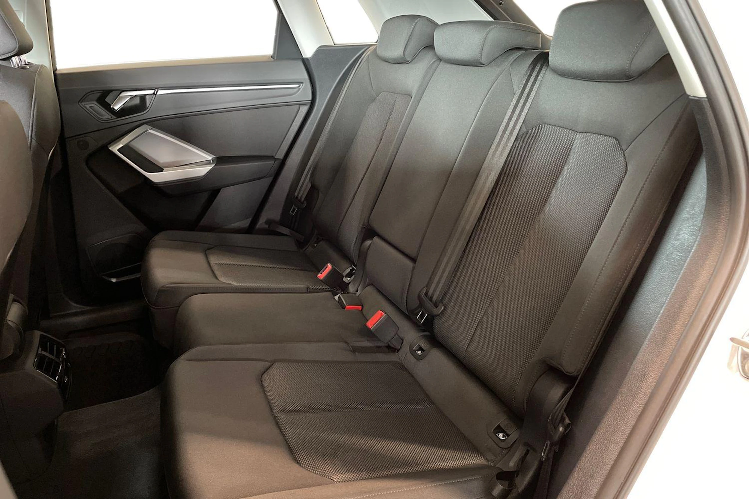 valkoinen Audi Q3 2021 kuva 8.