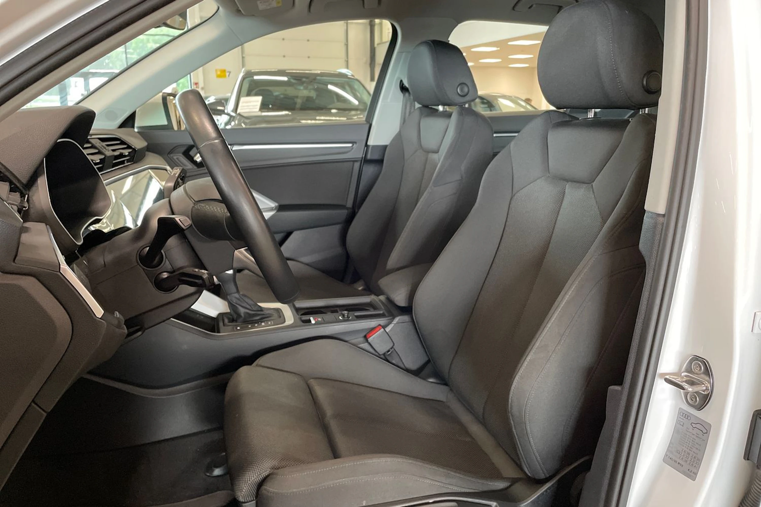 valkoinen Audi Q3 2021 kuva 11.