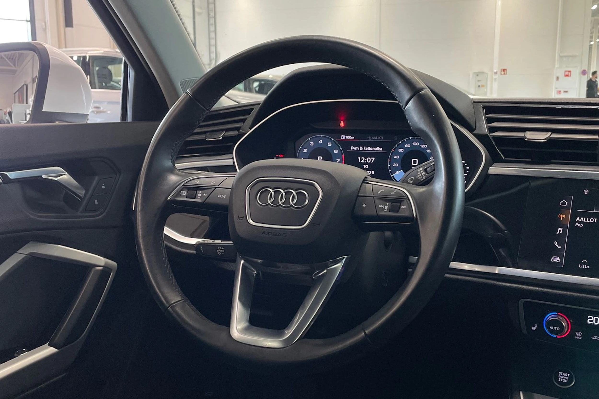 valkoinen Audi Q3 2021 kuva 12.