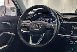 valkoinen Audi Q3 2021 kuva 12.