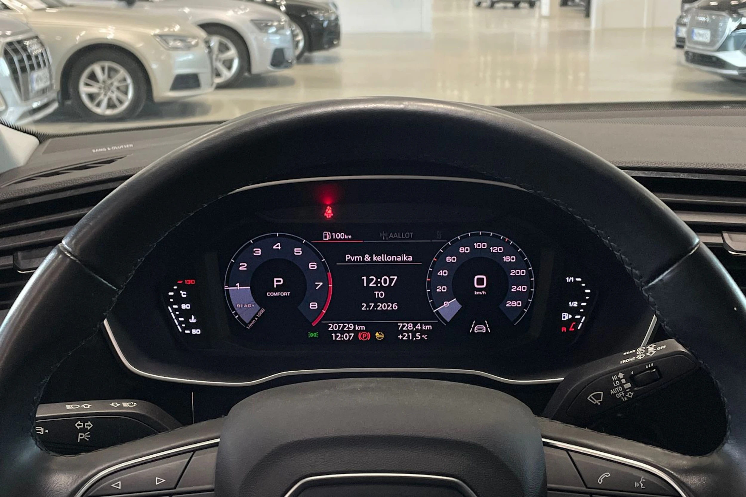 valkoinen Audi Q3 2021 kuva 13.