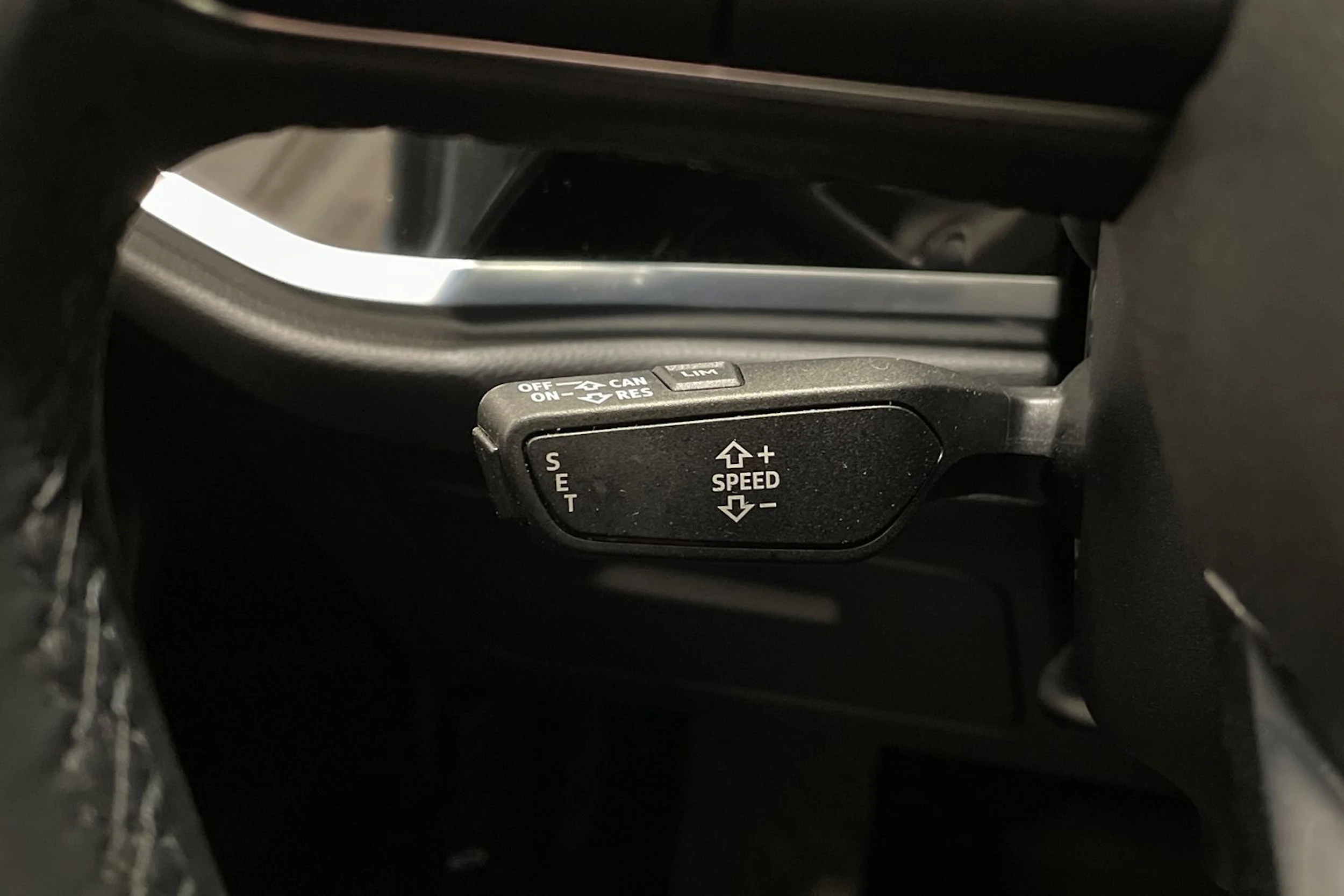 valkoinen Audi Q3 2021 kuva 16.