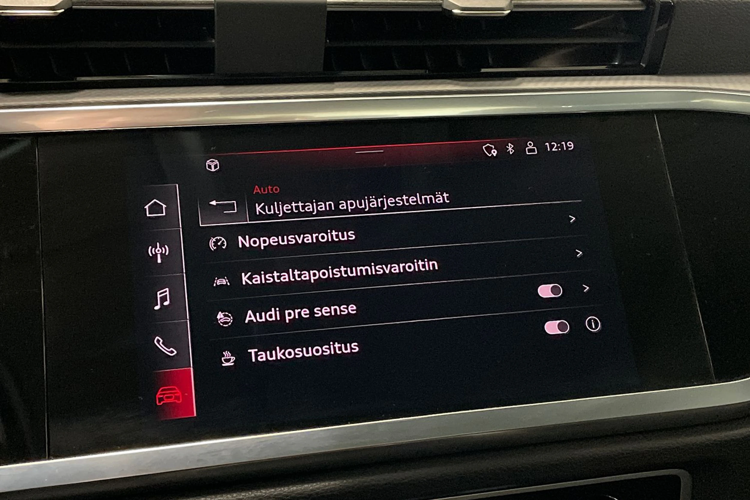 valkoinen Audi Q3 2021 kuva 20.