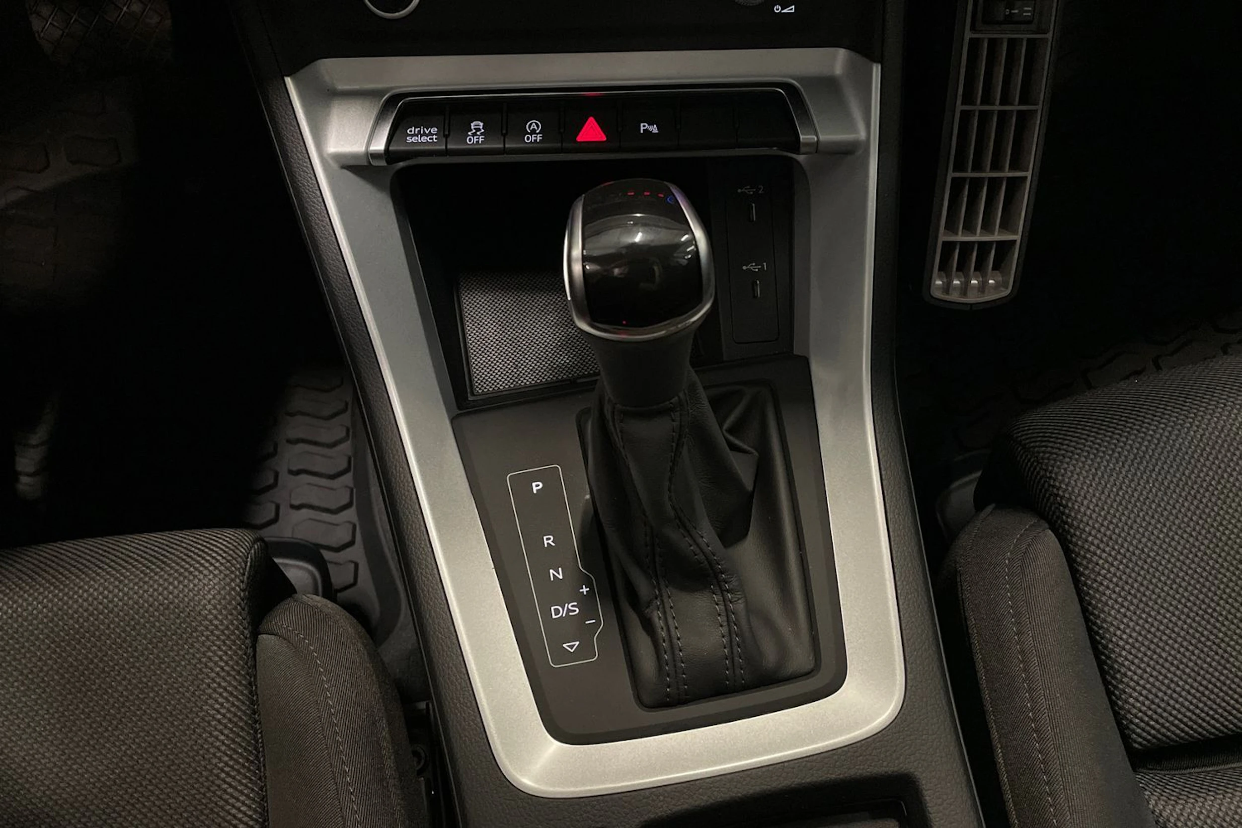 valkoinen Audi Q3 2021 kuva 23.