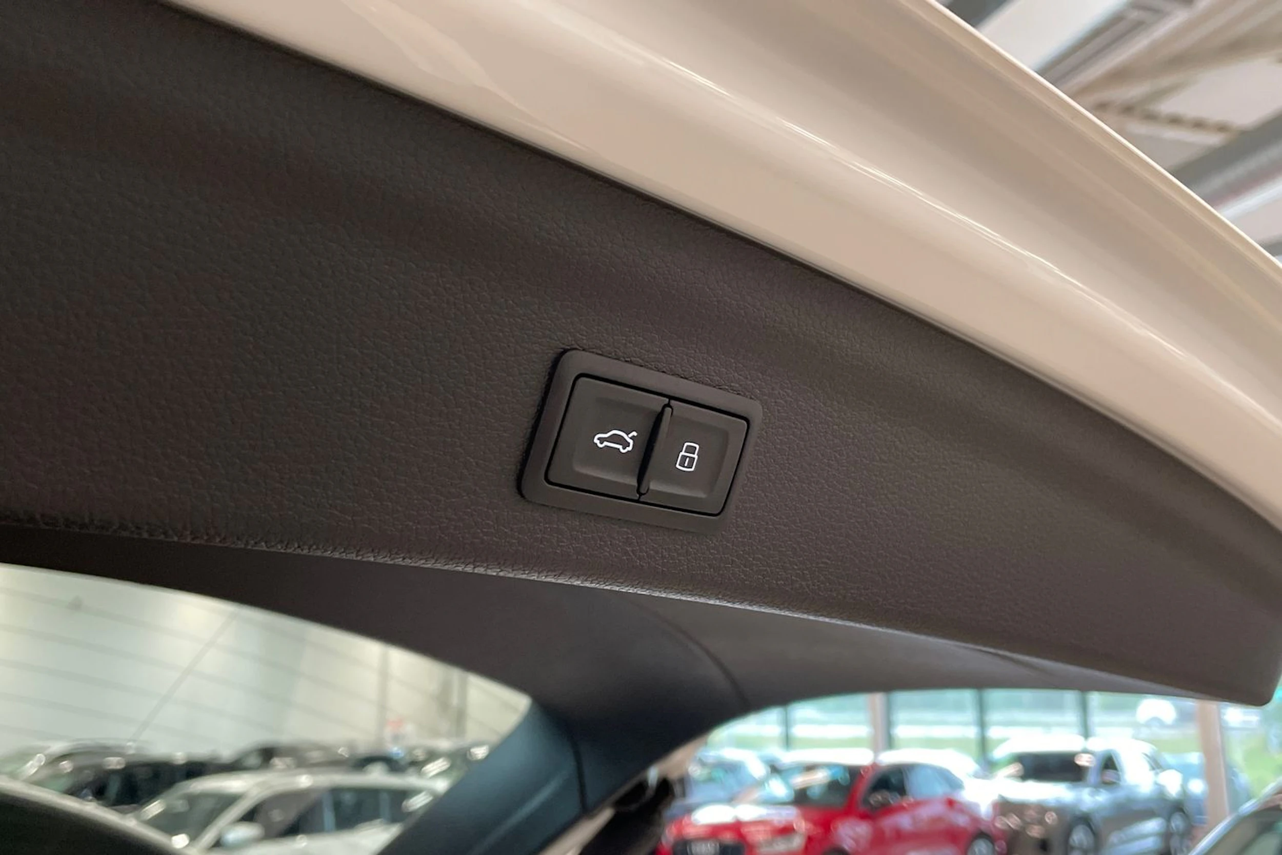 valkoinen Audi Q3 2021 kuva 27.