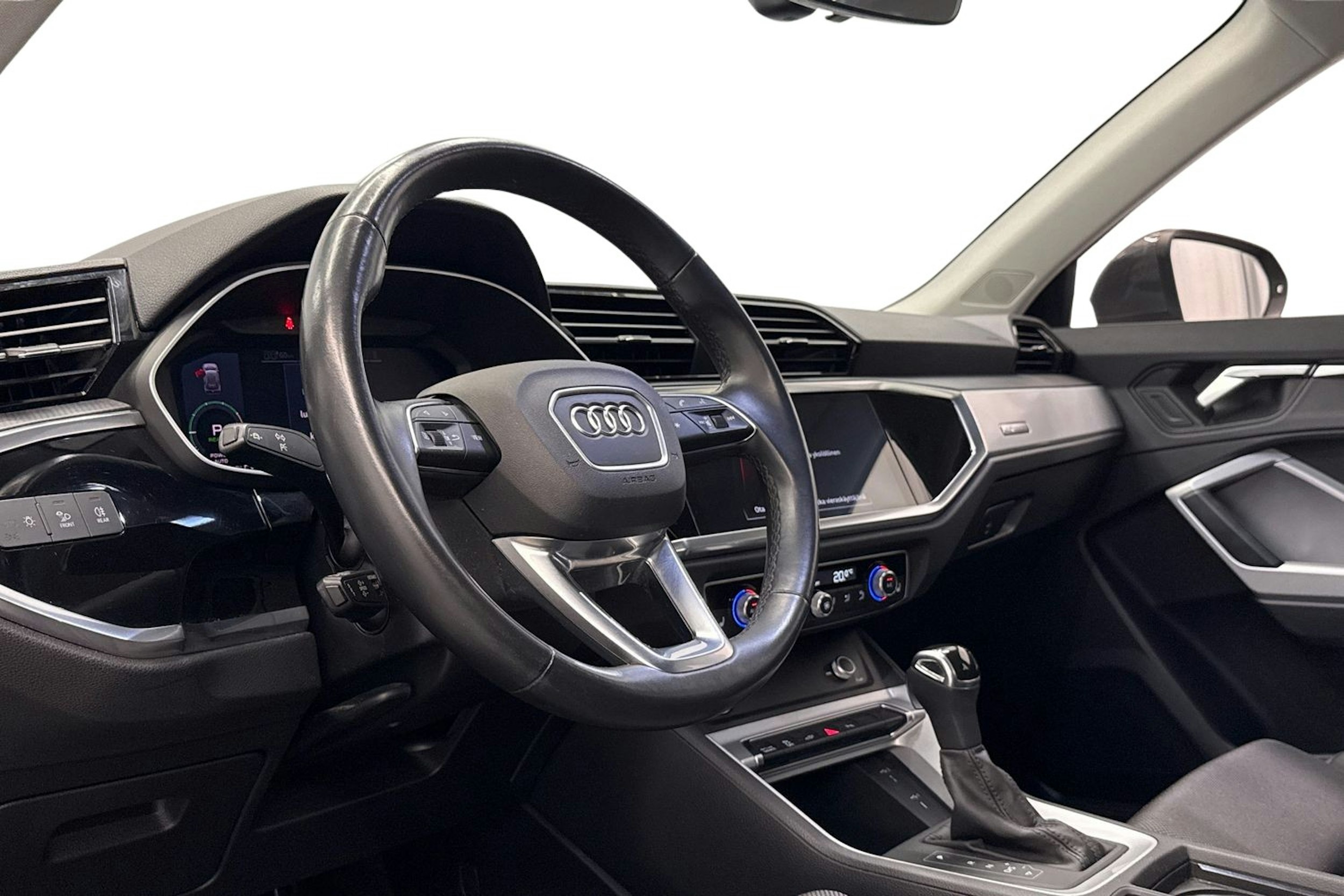 harmaa Audi Q3 2021 kuva 7.