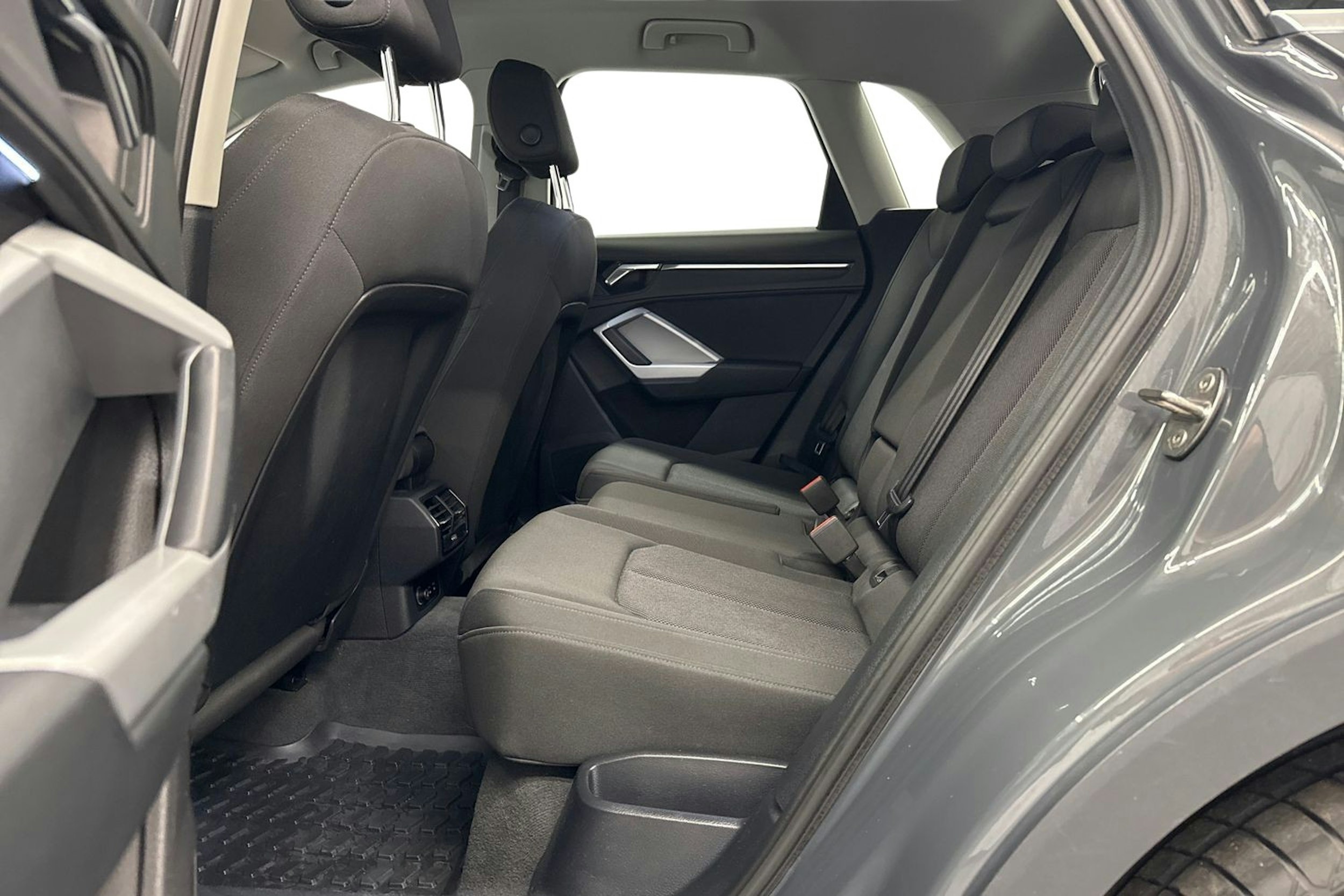 harmaa Audi Q3 2021 kuva 10.