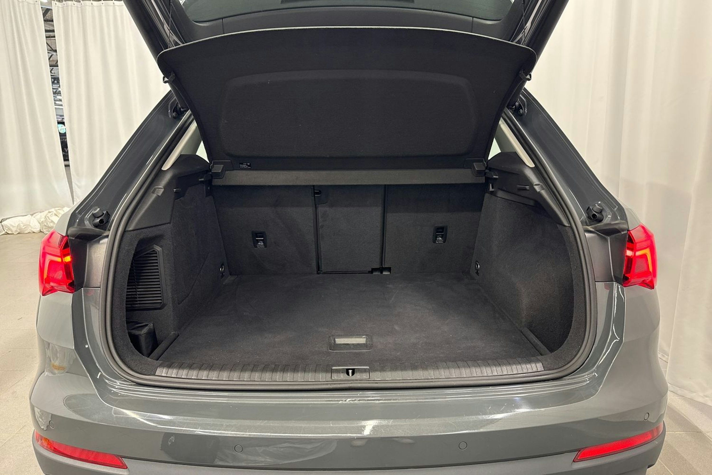 harmaa Audi Q3 2021 kuva 14.