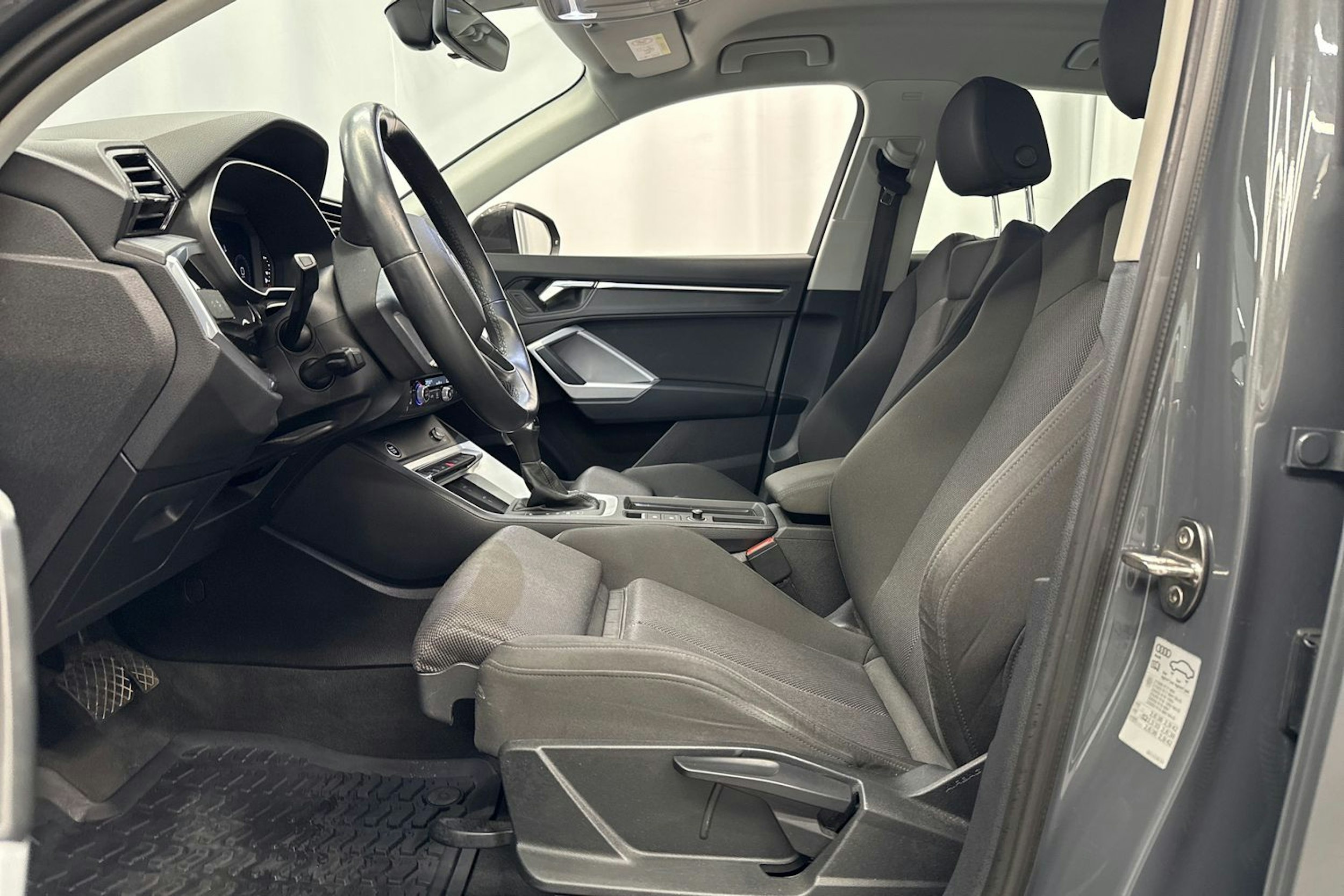 harmaa Audi Q3 2021 kuva 16.