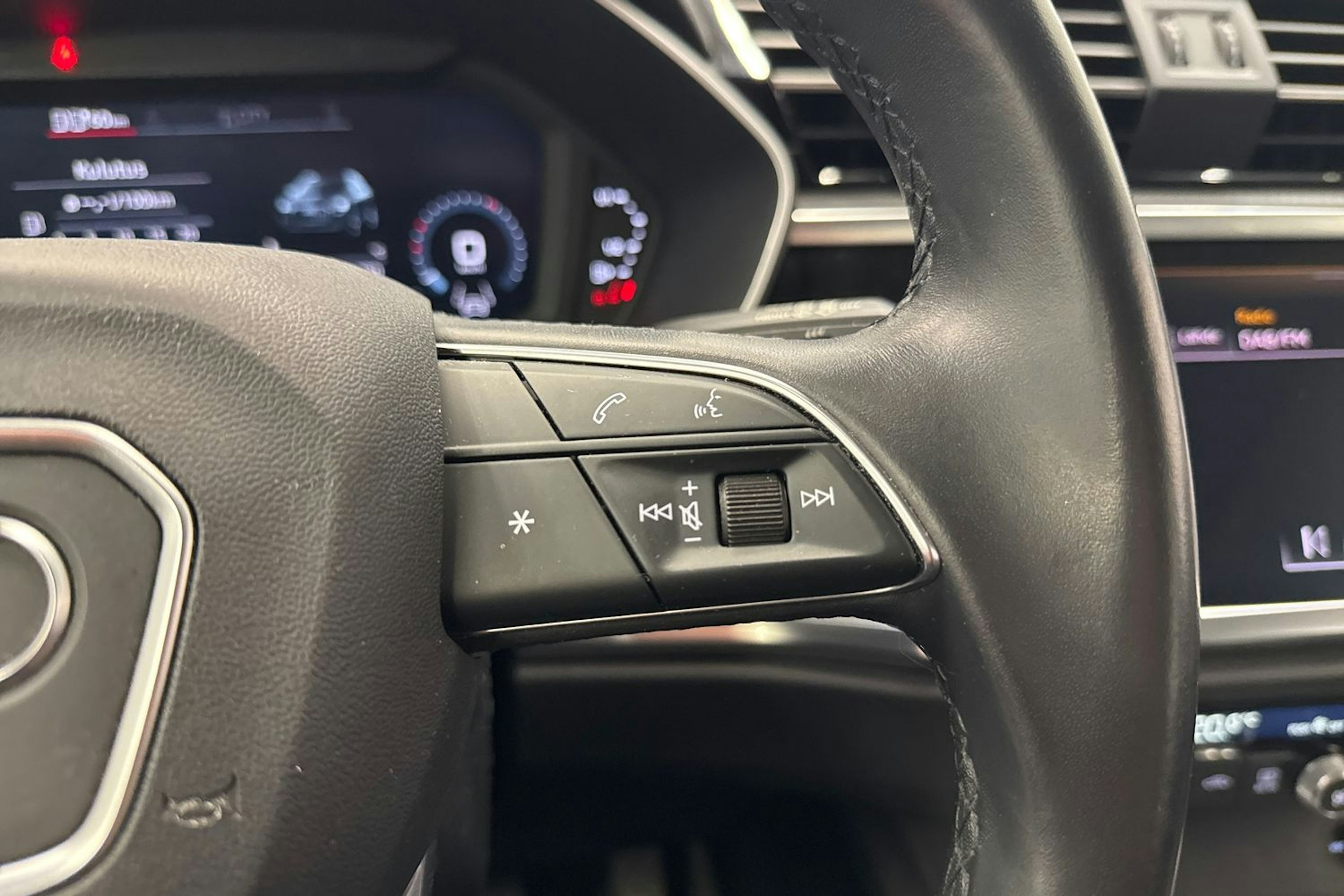 harmaa Audi Q3 2021 kuva 22.