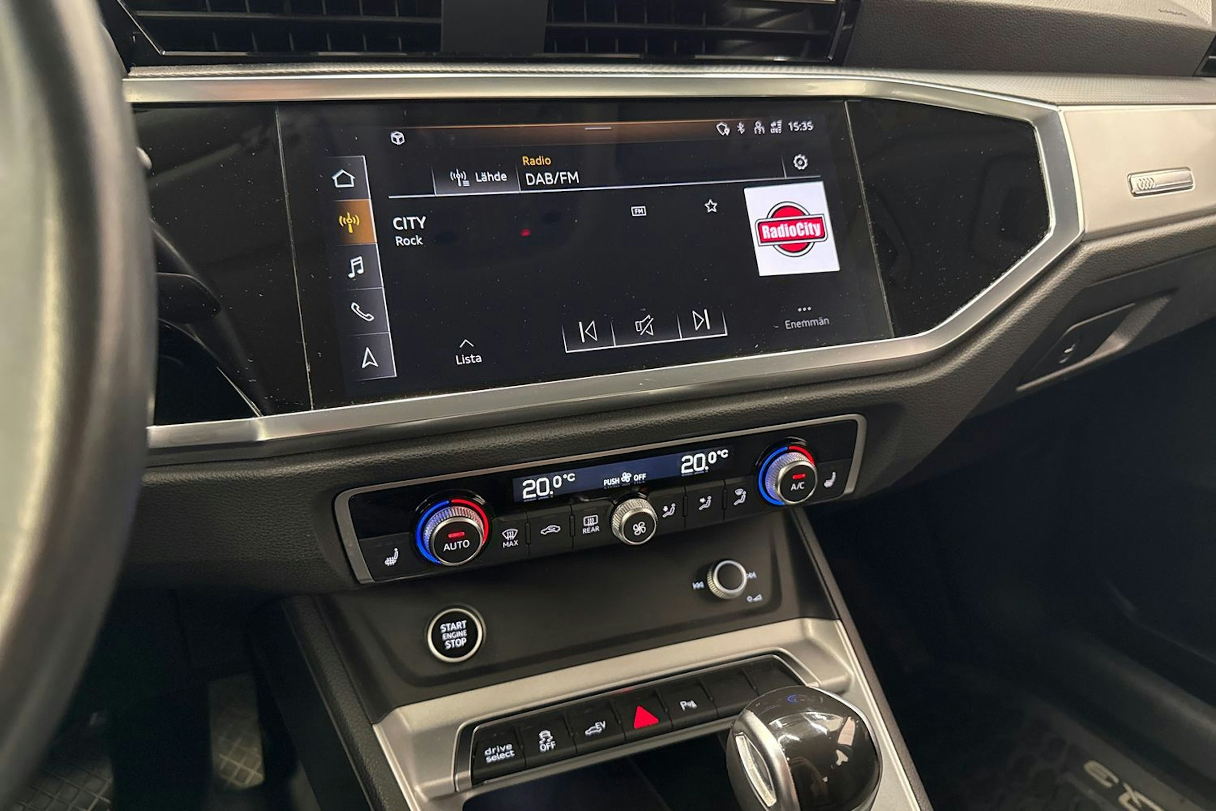 harmaa Audi Q3 2021 kuva 23.