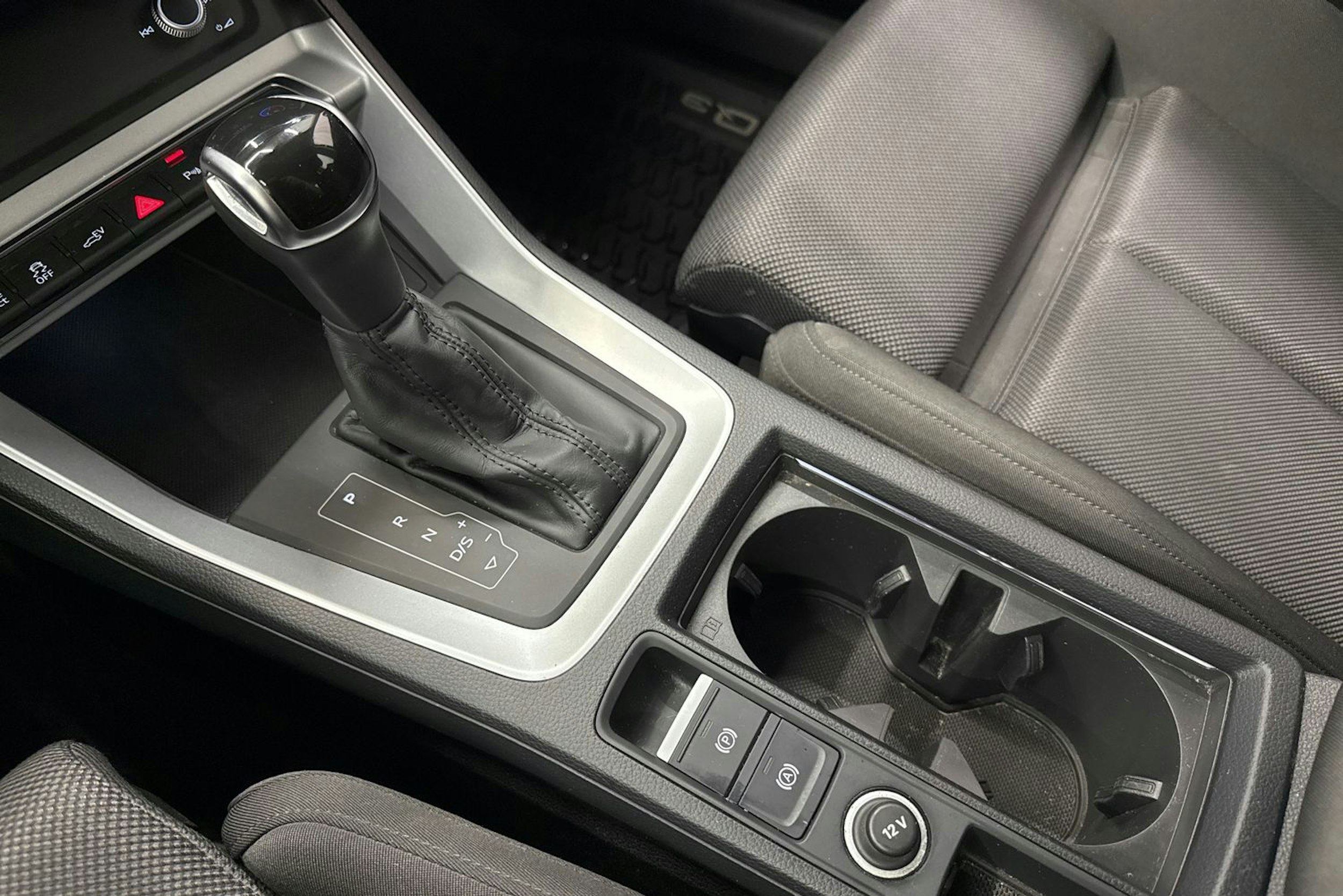 harmaa Audi Q3 2021 kuva 26.