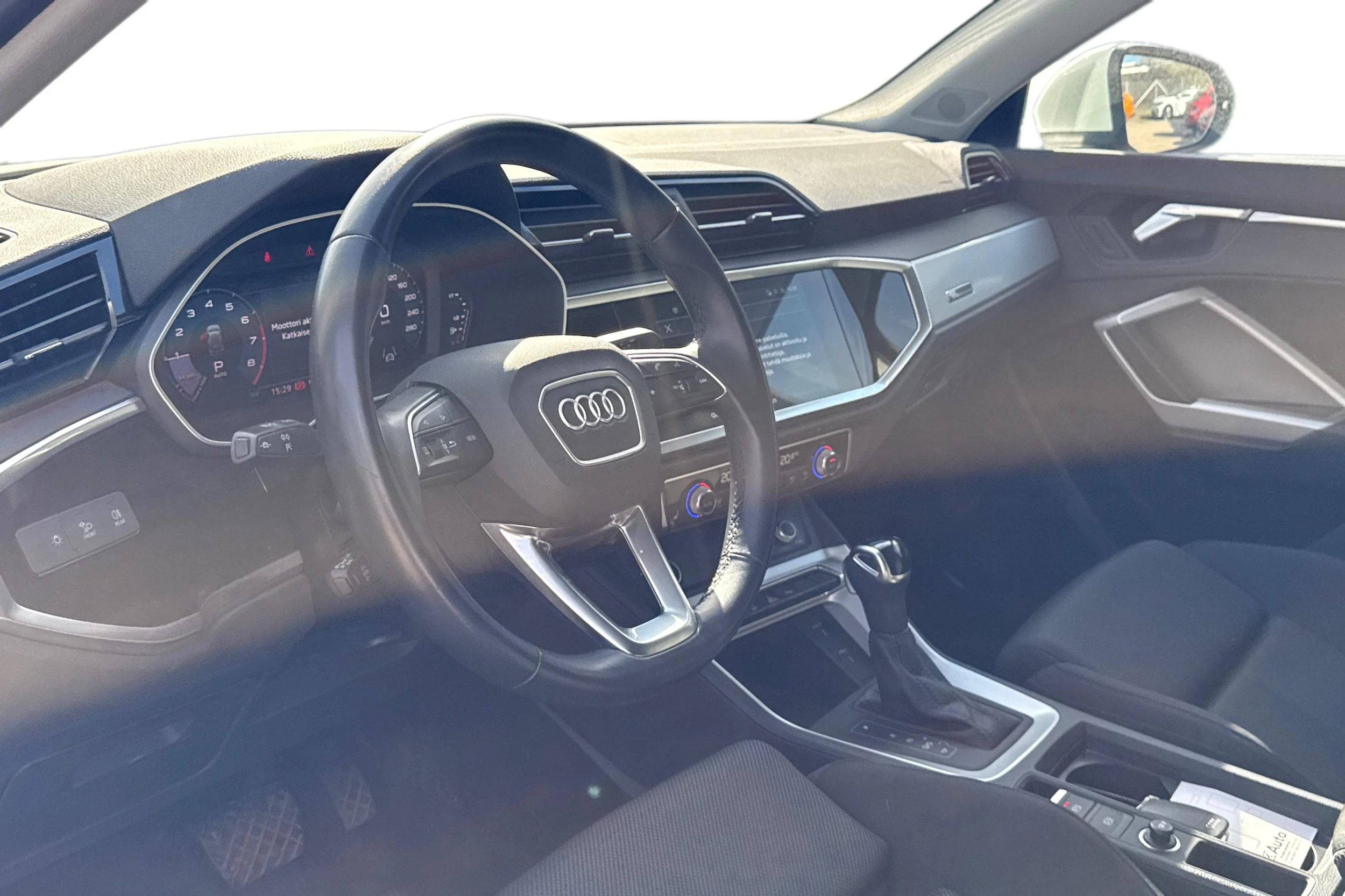 valkoinen Audi Q3 2021 kuva 3.