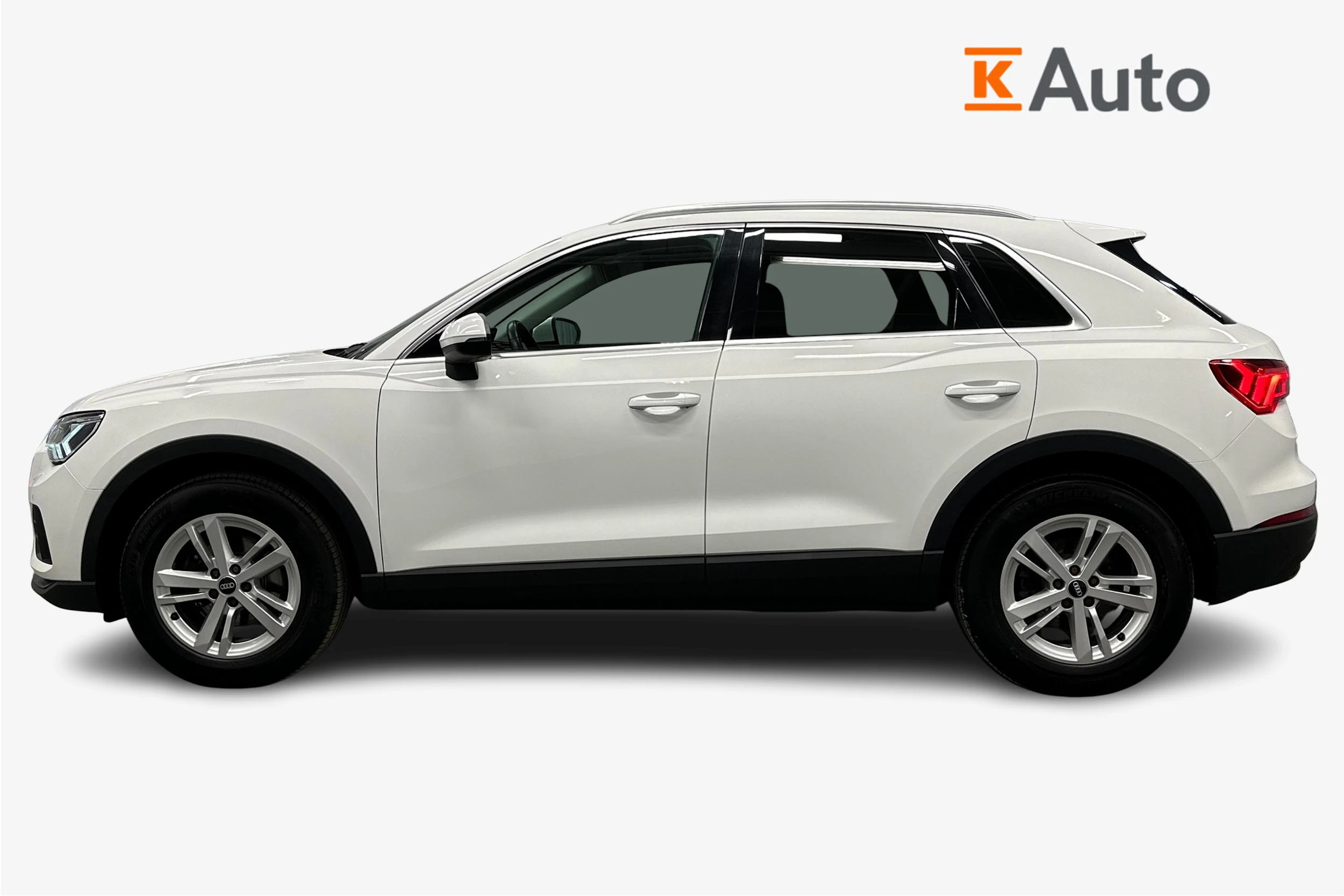 valkoinen Audi Q3 2021 kuva 7.