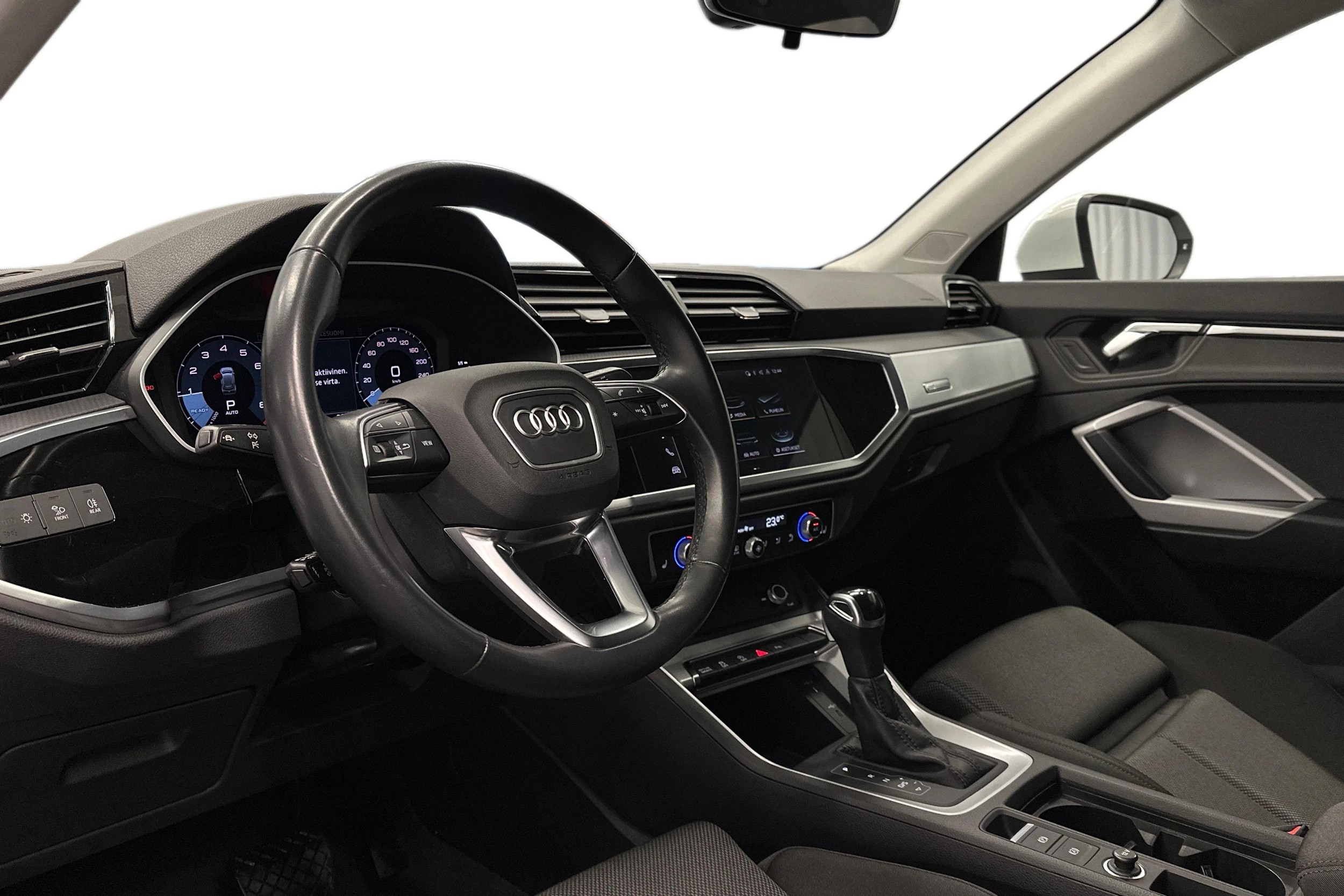 valkoinen Audi Q3 2021 kuva 8.