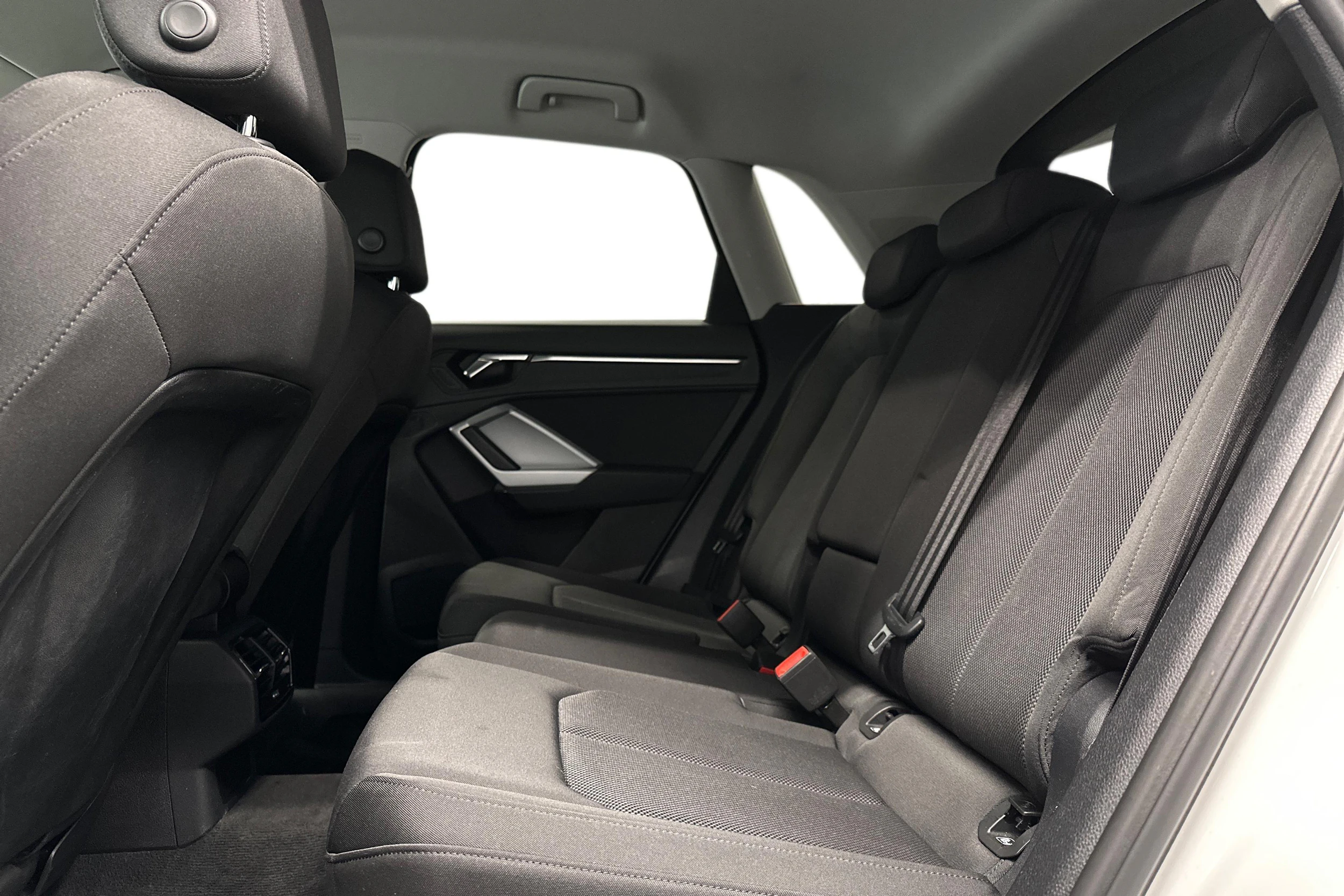 valkoinen Audi Q3 2021 kuva 11.