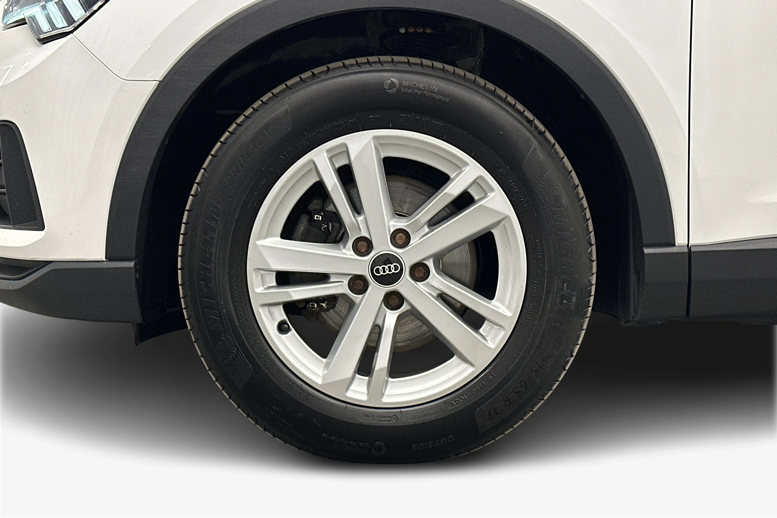 valkoinen Audi Q3 2021 kuva 12.
