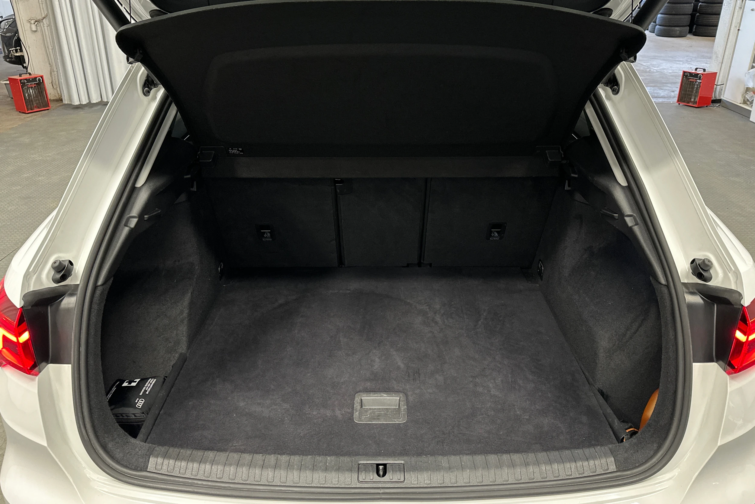 valkoinen Audi Q3 2021 kuva 15.