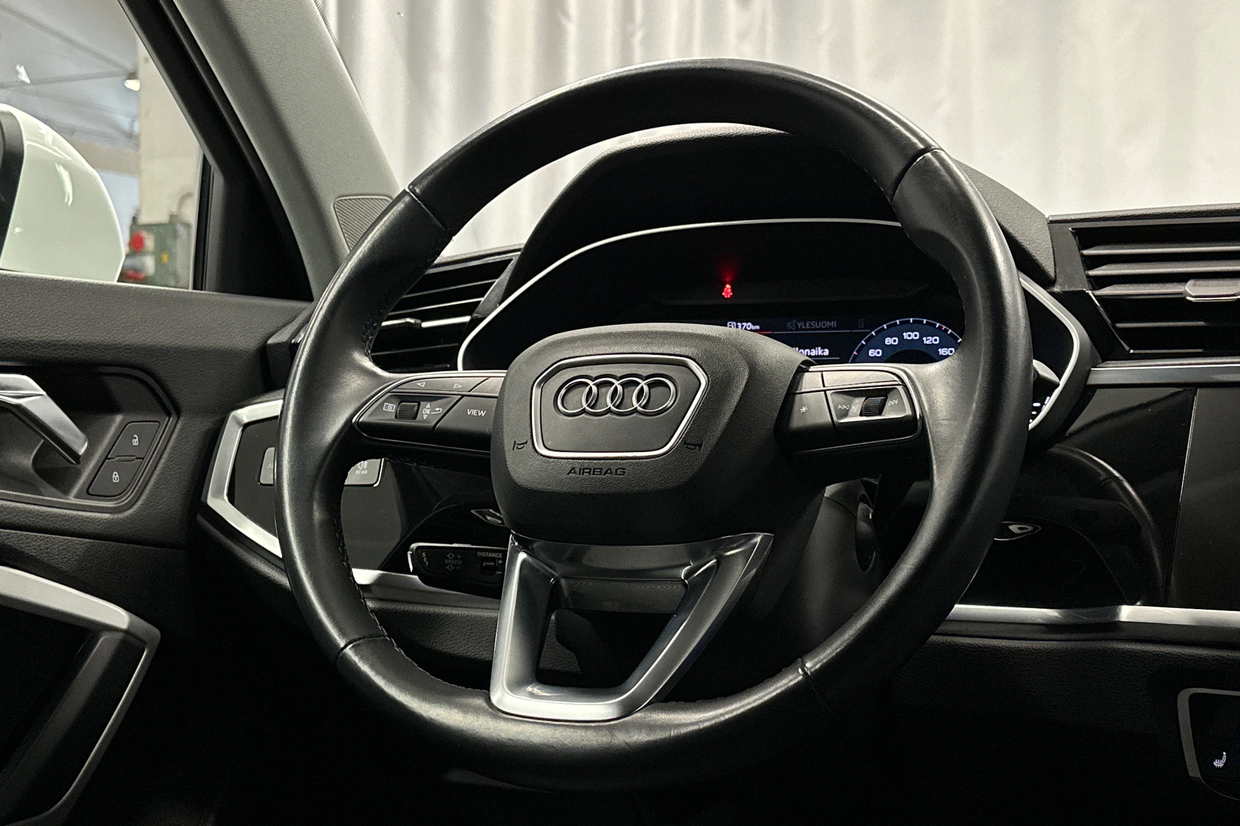 valkoinen Audi Q3 2021 kuva 18.